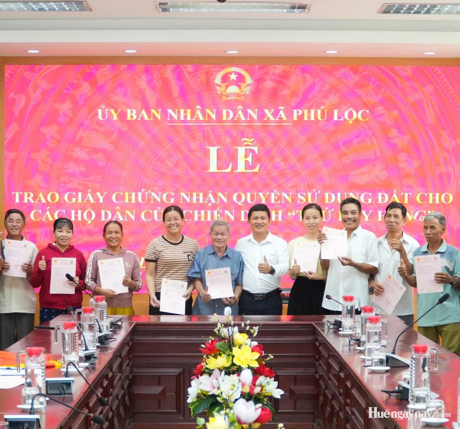 Trao giấy chứng nhận quyền sử dụng đất cho 19 hộ dân từ Chiến dịch “Thứ Bảy hồng”