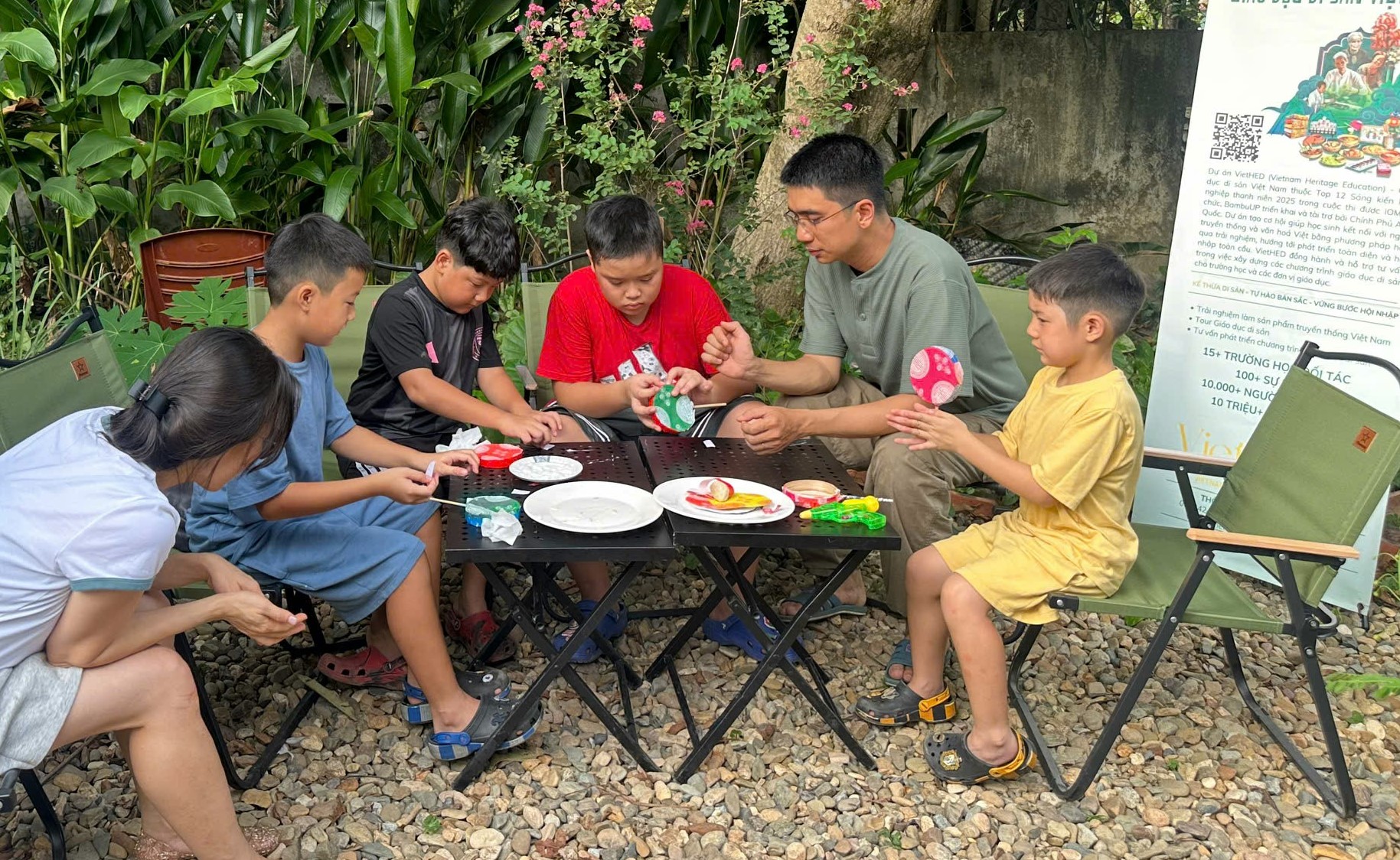 Rộn ràng làm trống lùng tùng