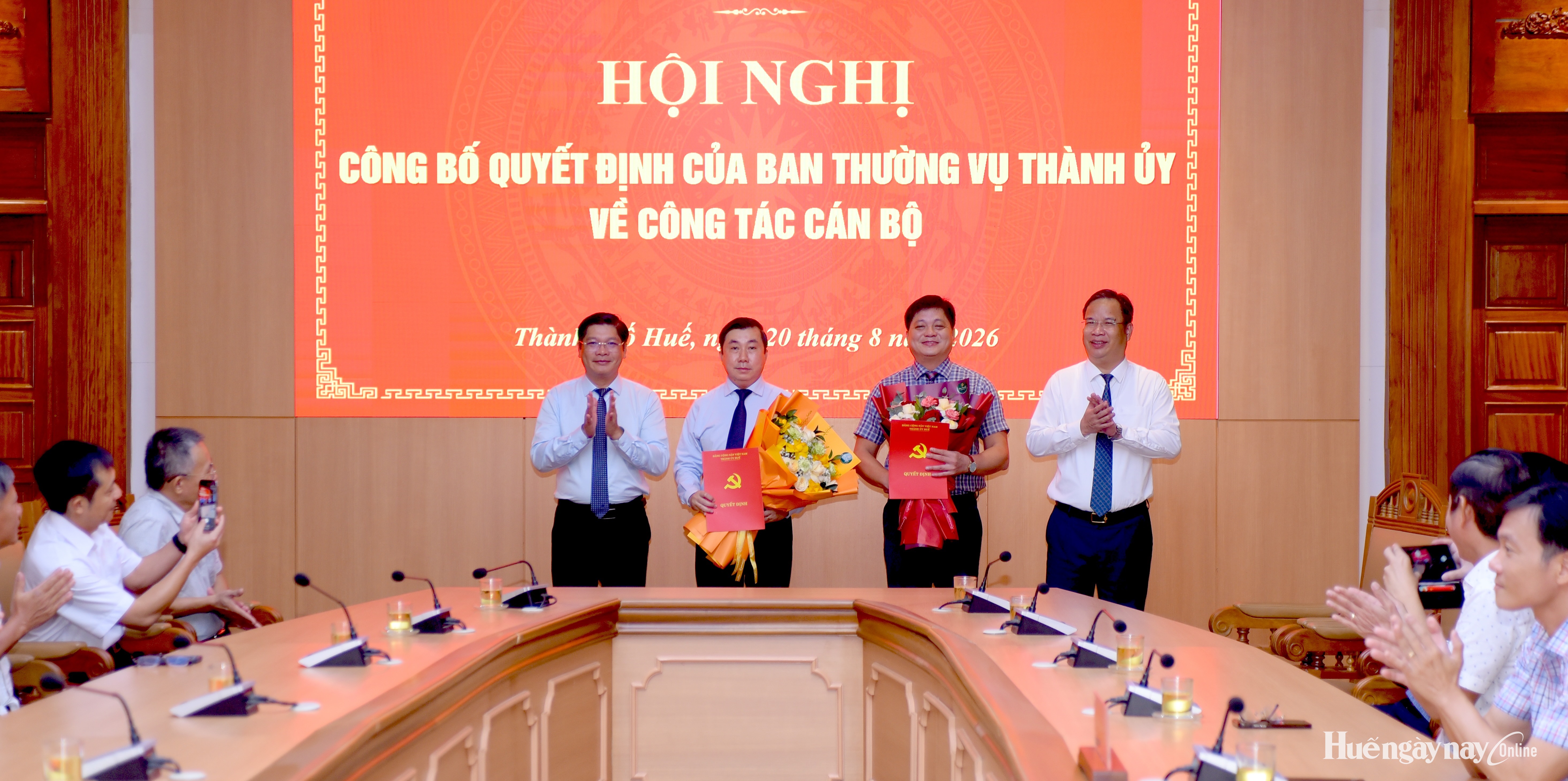 Công bố, trao quyết định điều động cán bộ chuyên trách Tổ nghiên cứu chuyên đề