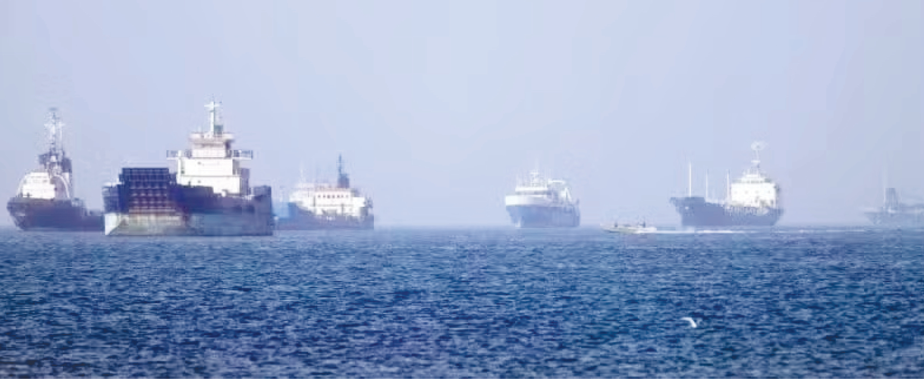 Tàu hàng vẫn thiếu an toàn khi qua eo biển Hormuz