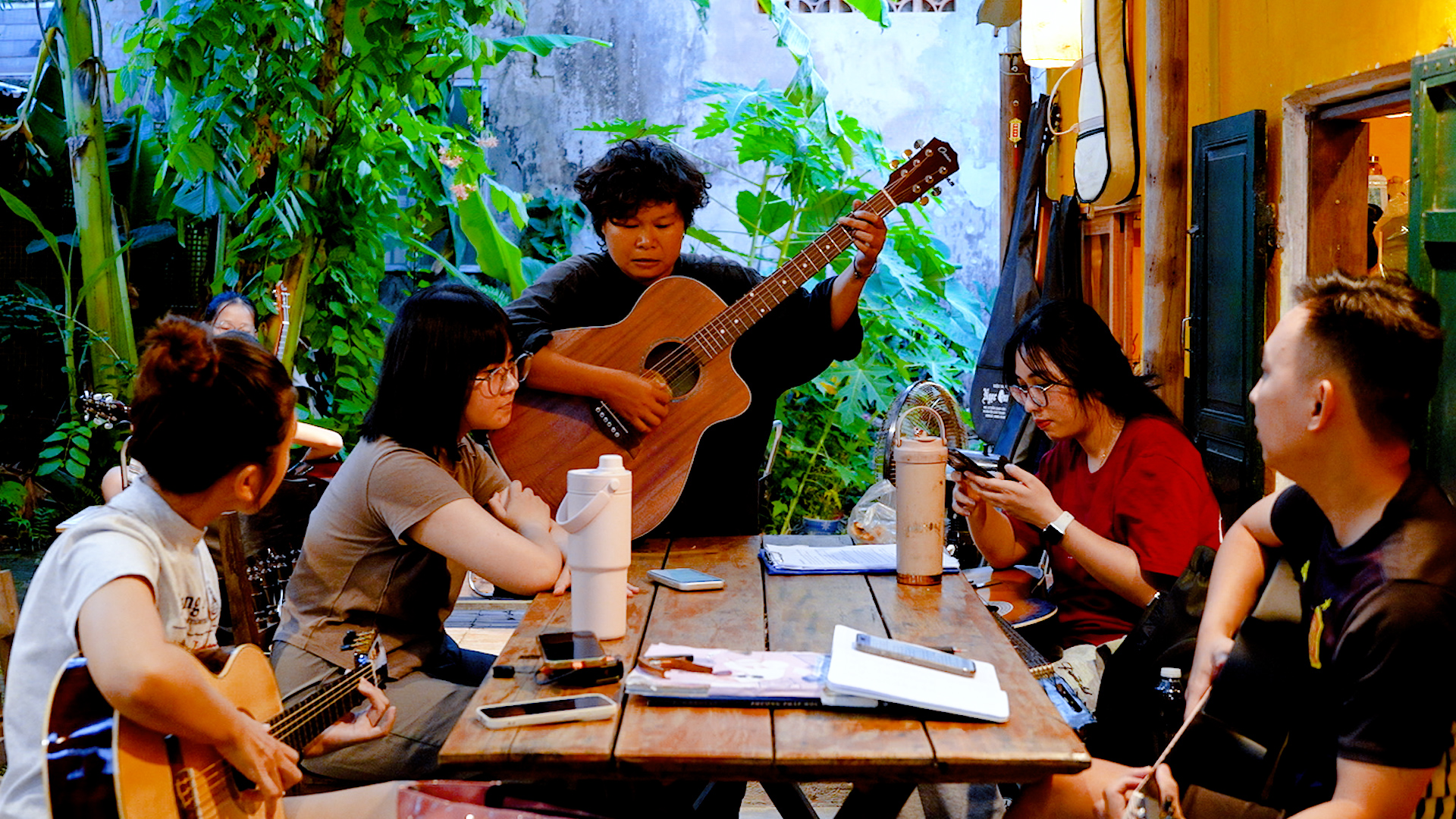 Học đàn giữa khu vườn xanh