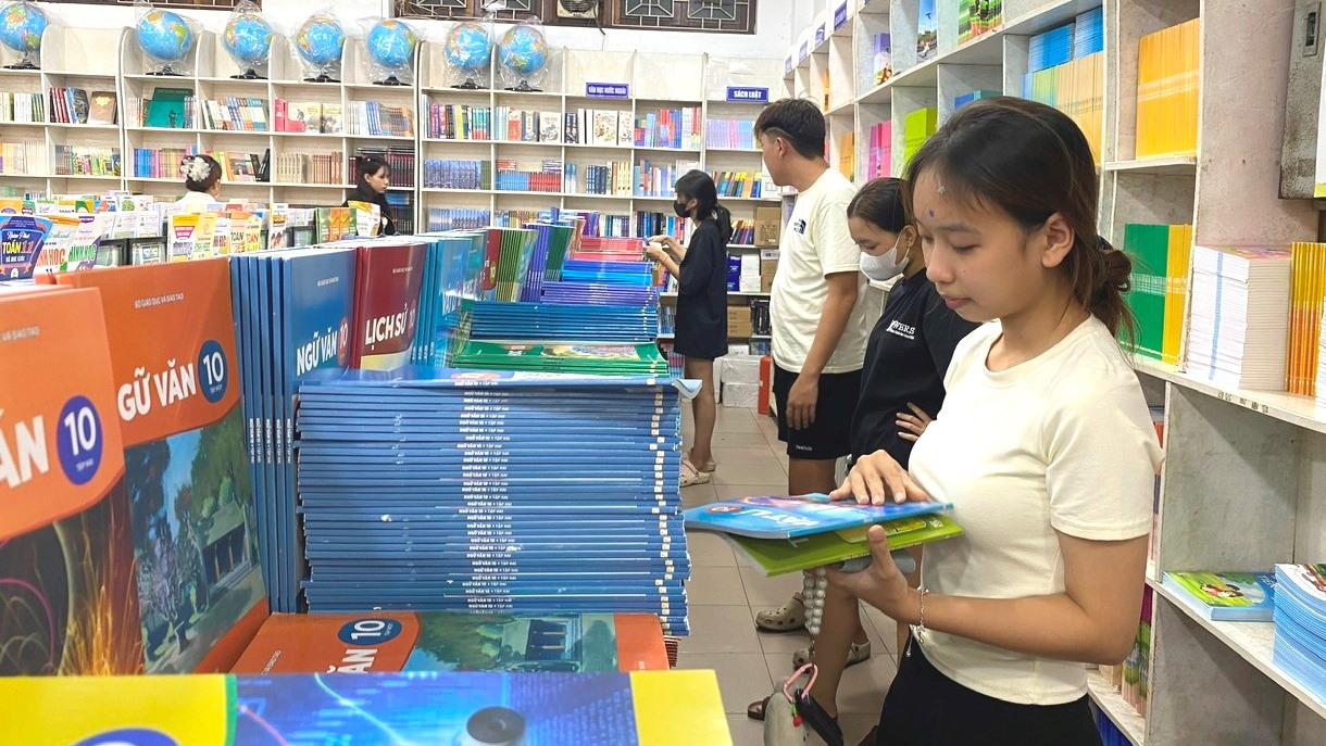 Bảo đảm đủ sách giáo khoa trước thềm năm học mới