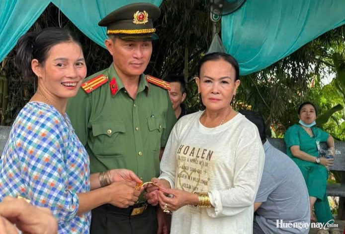 Du khách nhận lại lắc vàng đánh rơi tại lễ hội điện Huệ Nam