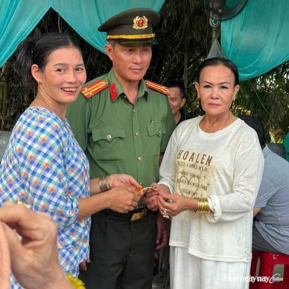 Du khách nhận lại lắc vàng đánh rơi tại lễ hội điện Huệ Nam