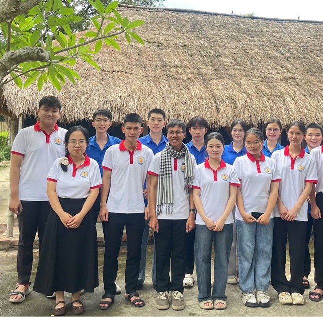 Những người trẻ nặng lòng với sử học