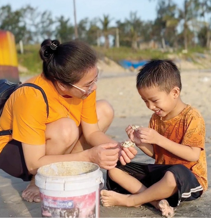 Cùng con trải nghiệm biển mùa hè