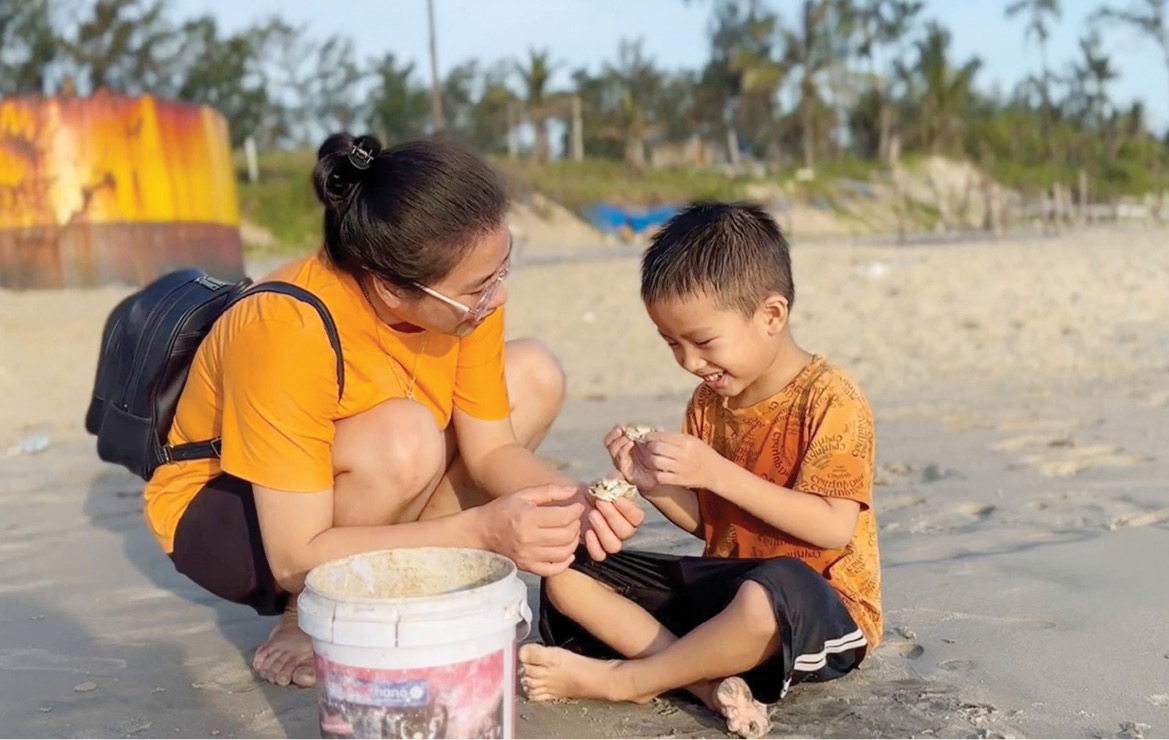 Cùng con trải nghiệm biển mùa hè