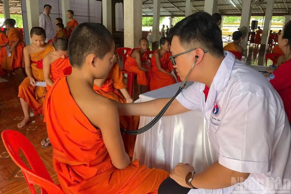 Chương trình khám bệnh, cấp phát thuốc miễn phí tại Luang Prabang, Lào