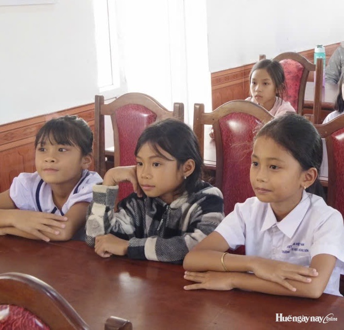 Trẻ em đồng bào Pa Cô, Cơ Tu, Tà Ôi được học tiếng Anh miễn phí