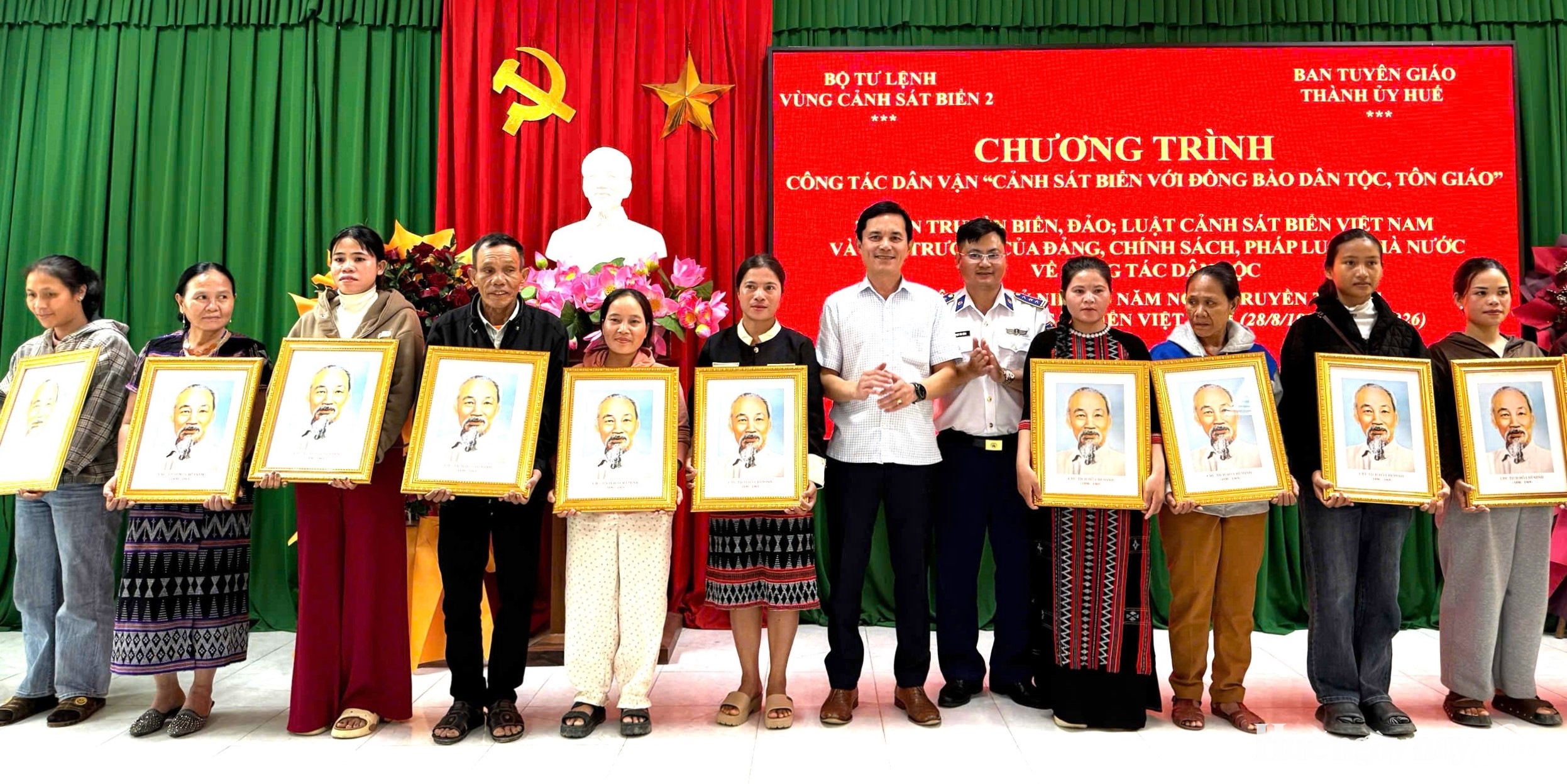 Cảnh sát biển tuyên truyền pháp luật và hỗ trợ đồng bào dân tộc thiểu số ở A Lưới