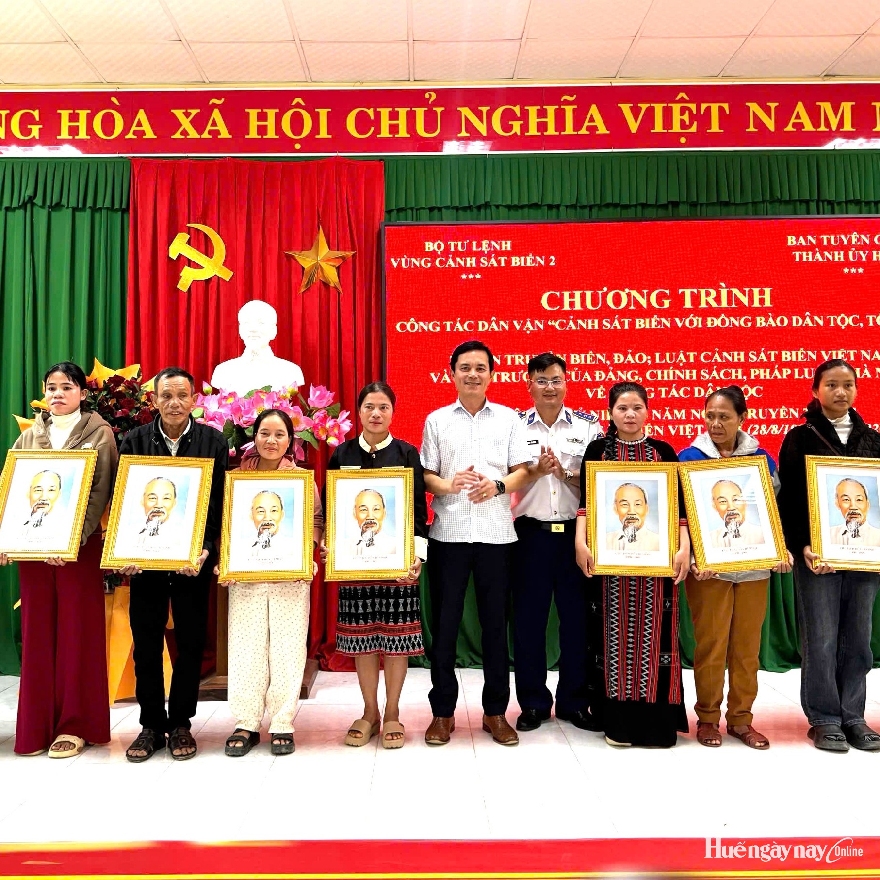 Cảnh sát biển đồng hành cùng đồng bào dân tộc thiểu số ở A Lưới