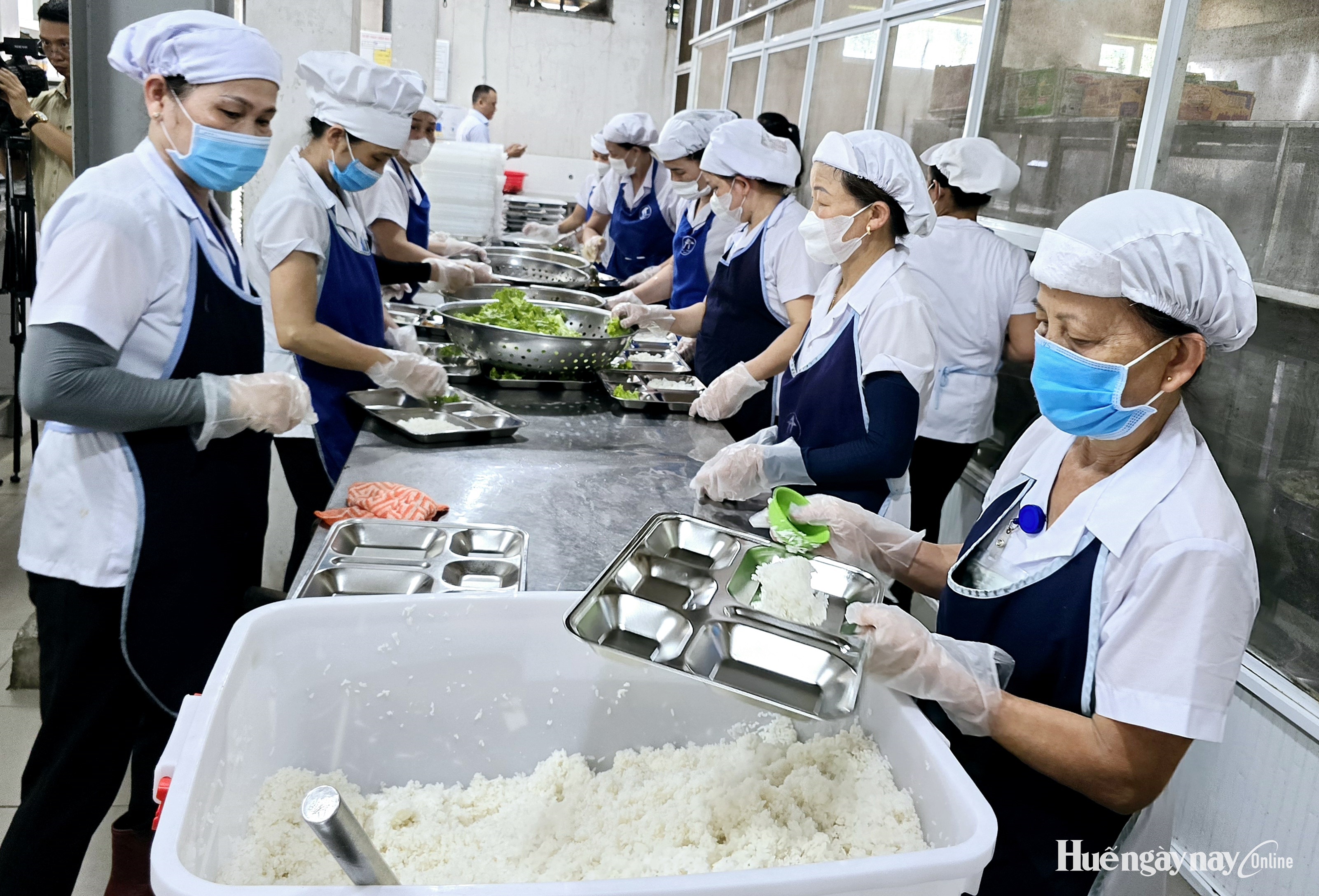 Tập huấn kiến thức, kỹ năng an toàn thực phẩm cho nhân viên bếp ăn tập thể