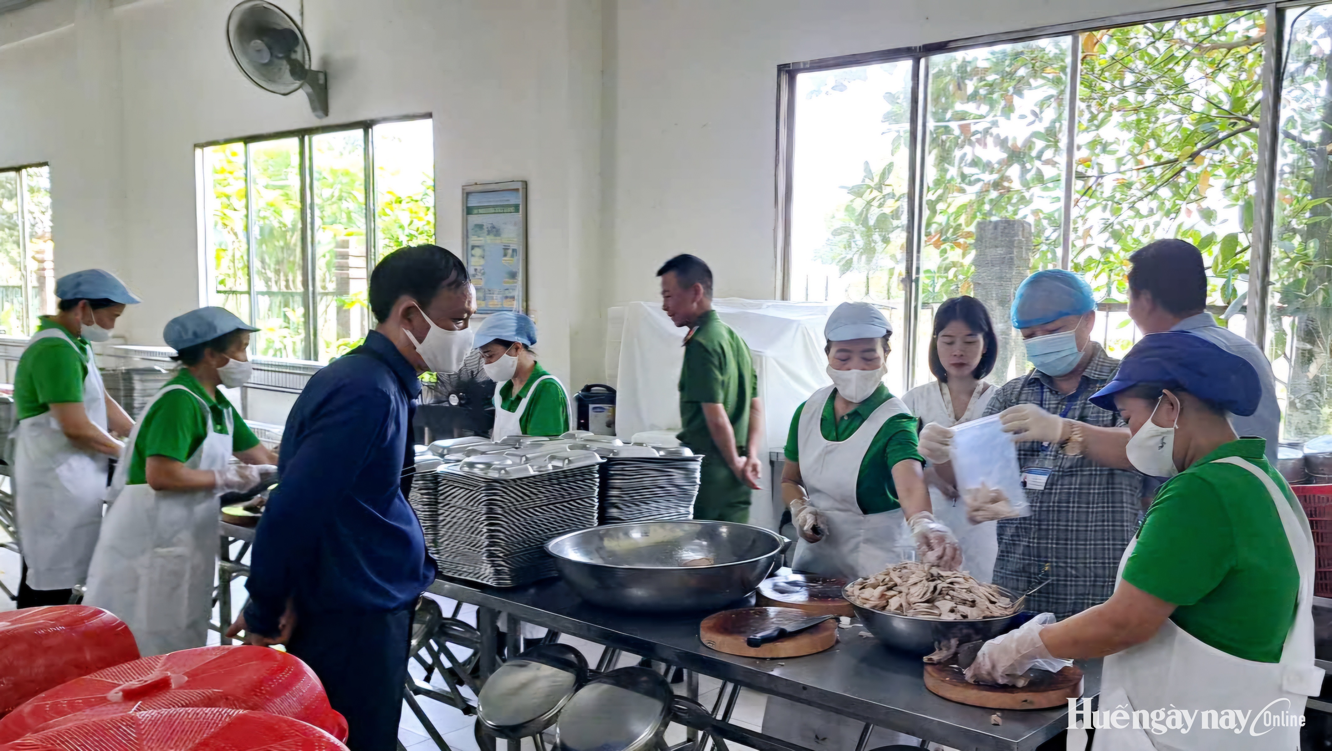 Tập huấn kiến thức, kỹ năng an toàn thực phẩm cho nhân viên bếp ăn tập thể