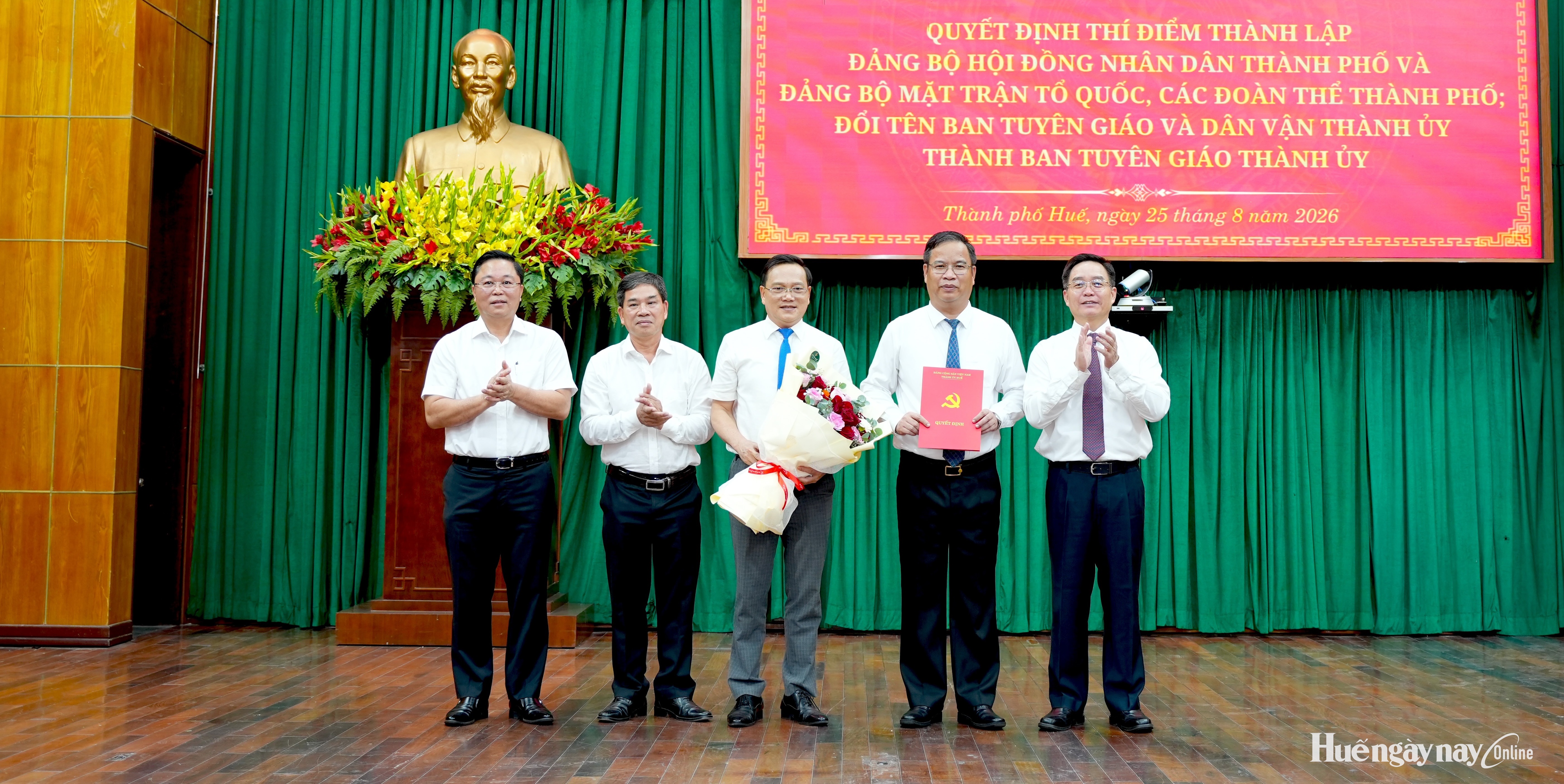 Công bố các quyết định thí điểm thành lập hai Đảng bộ trực thuộc Thành ủy