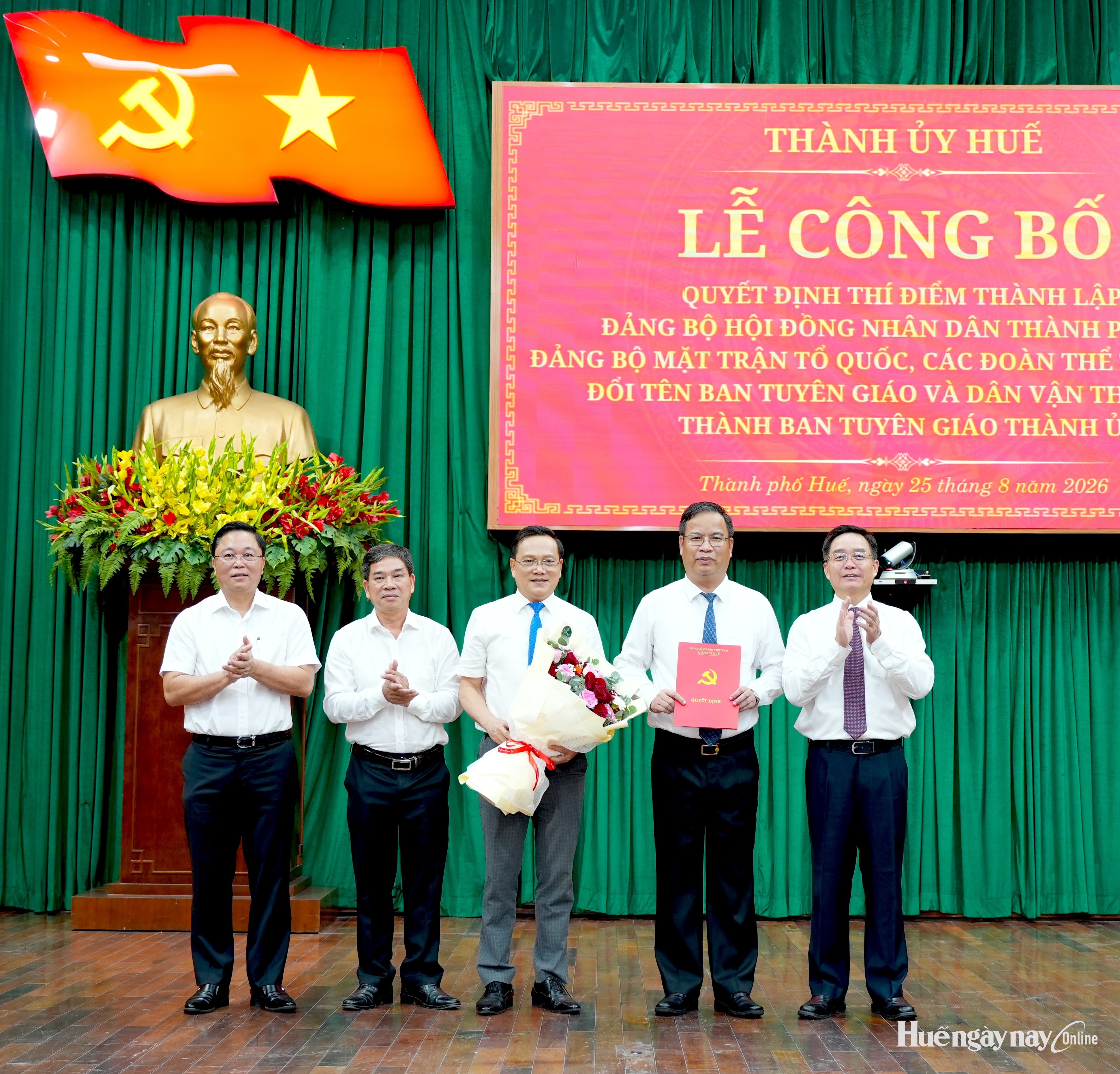 Công bố các quyết định thí điểm thành lập hai Đảng bộ trực thuộc Thành ủy