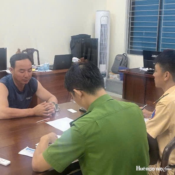 Cảnh sát giao thông bắt đối tượng truy nã trên xe khách