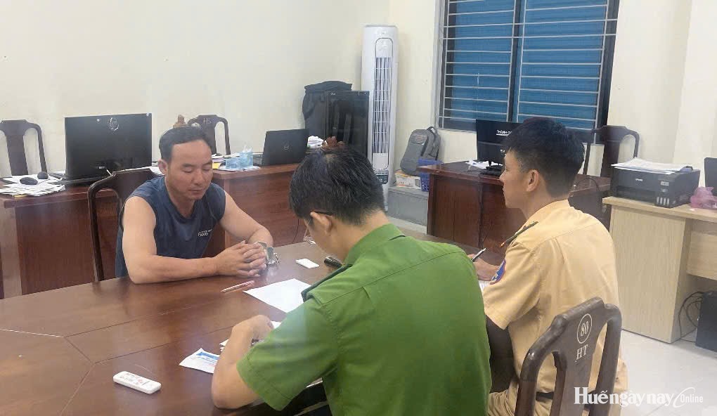 Cảnh sát giao thông bắt đối tượng truy nã trên xe khách