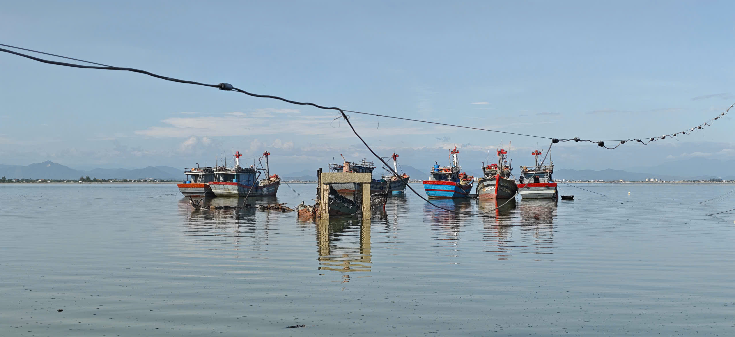 Cháy 2 tàu cá tại Thuận An