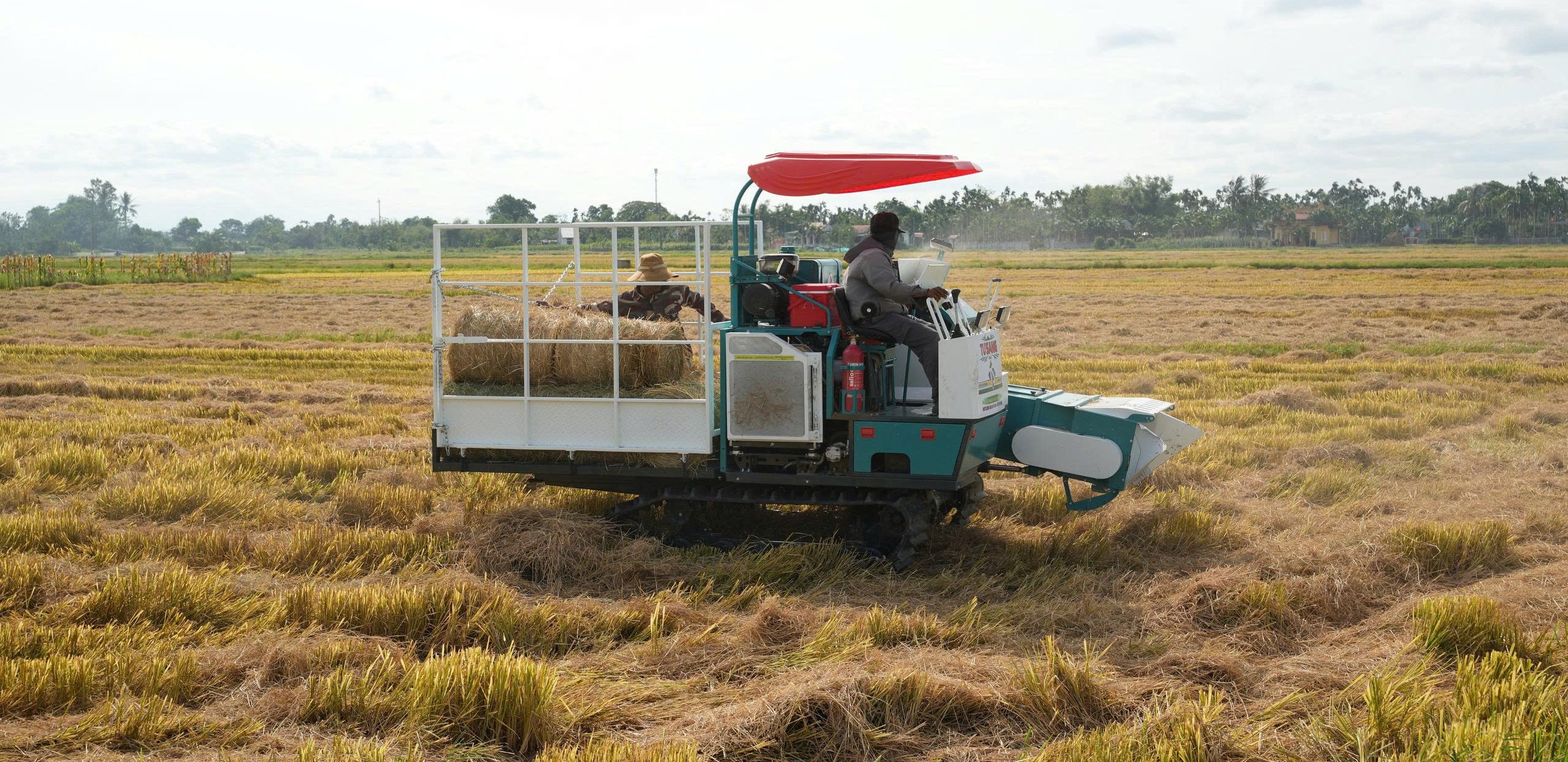 Đan Điền hỗ trợ người dân hơn 1,4 tỷ đồng mua máy cuộn rơm
