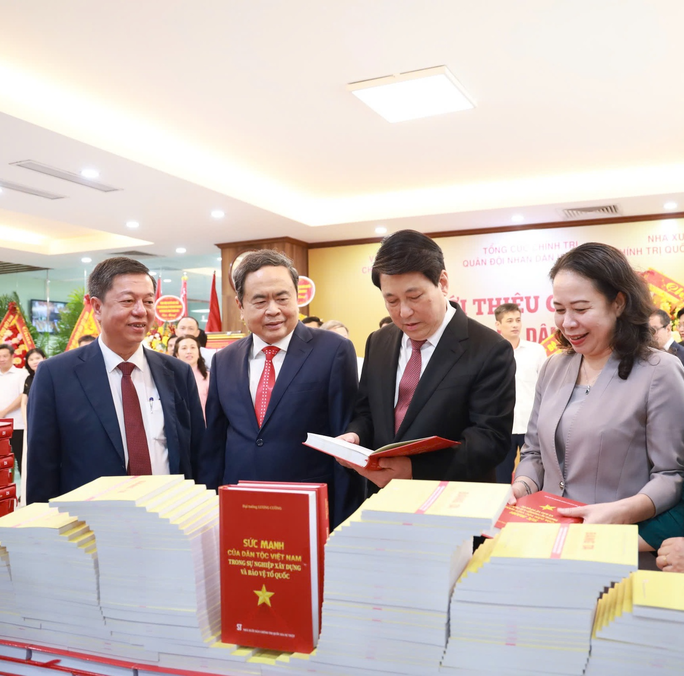 Ra mắt cuốn sách Sức mạnh của dân tộc Việt Nam trong sự nghiệp xây dựng và bảo vệ Tổ quốc của Đại tướng Lương Cường