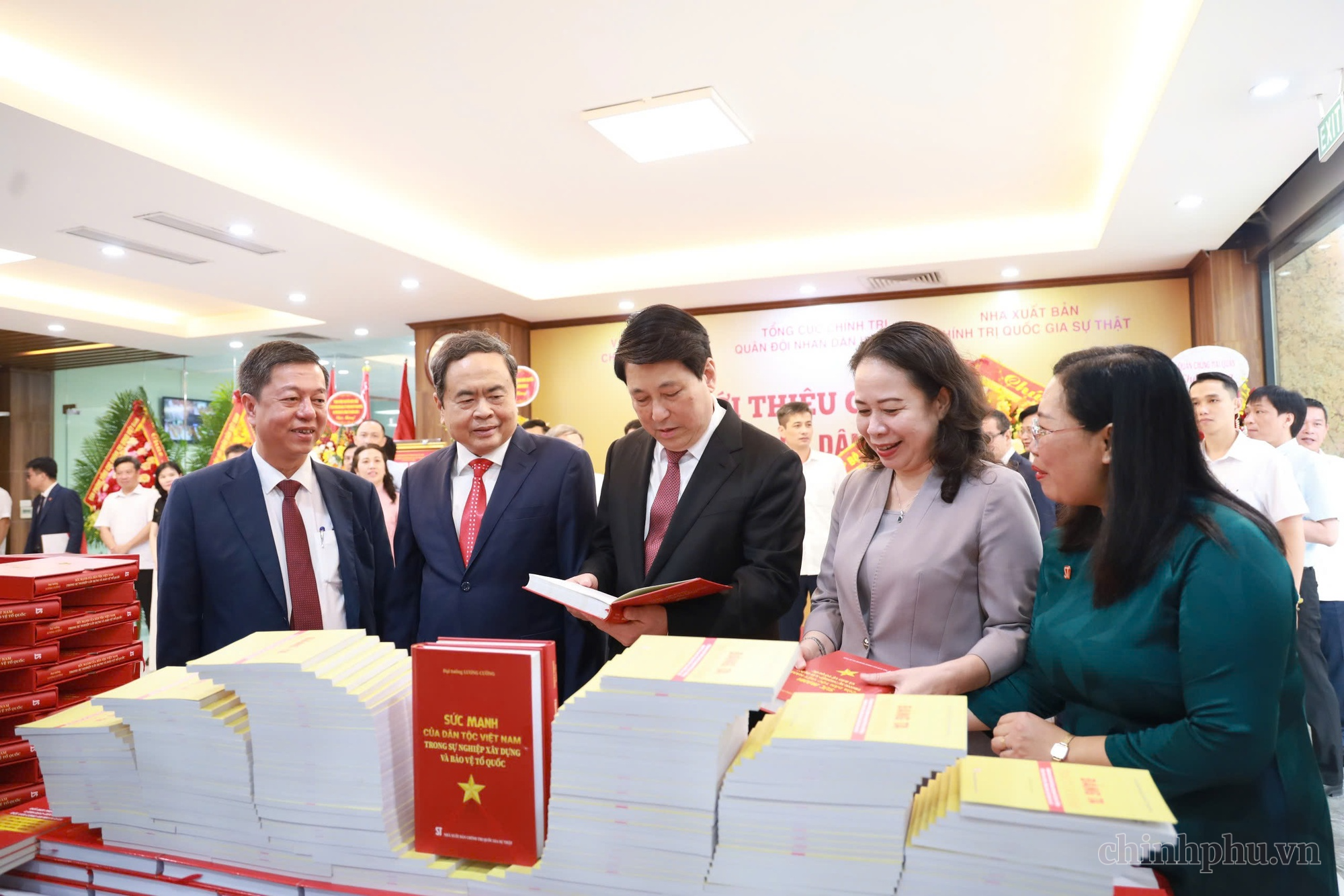 Ra mắt cuốn sách Sức mạnh của dân tộc Việt Nam trong sự nghiệp xây dựng và bảo vệ Tổ quốc của Đại tướng Lương Cường