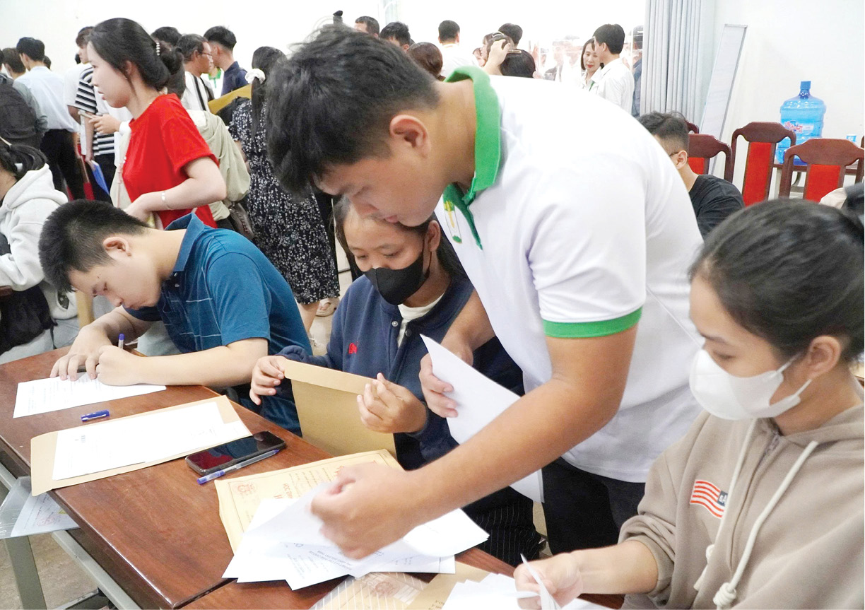 Hướng đến 100 sinh viên tham gia bảo hiểm y tế