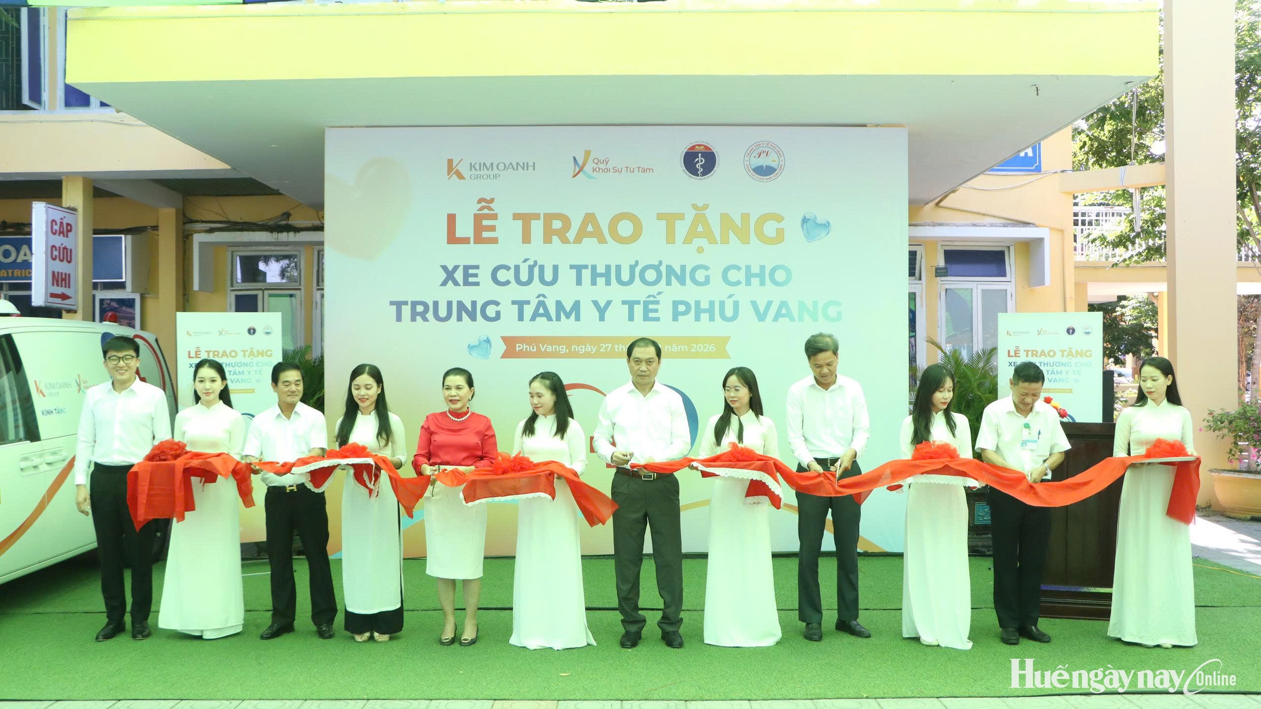 Tập đoàn Kim Oanh Group trao tặng xe cứu thương cho Trung tâm Y tế Phú Vang