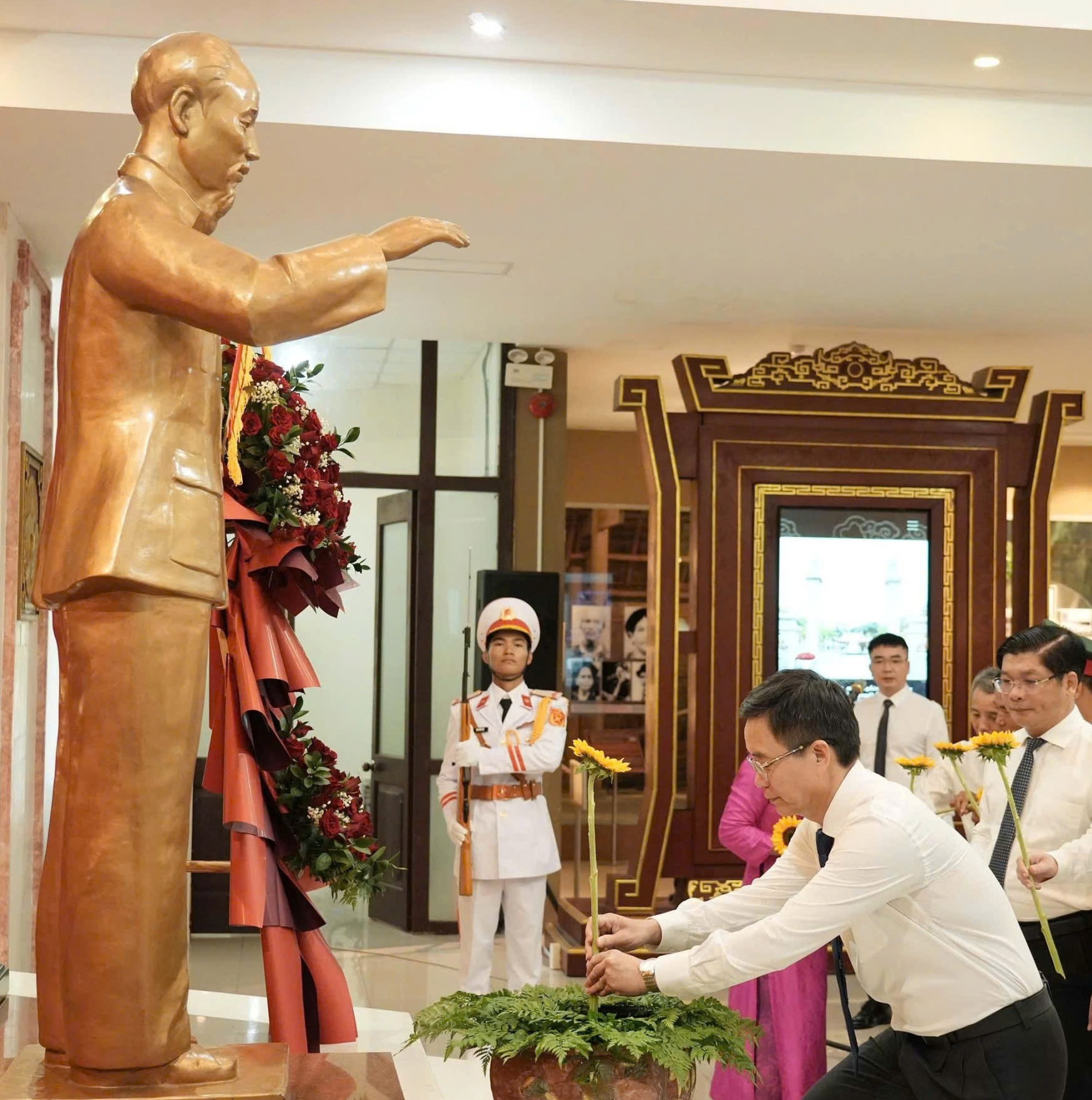 Lãnh đạo thành phố dâng hoa lên Chủ tịch Hồ Chí Minh và dự khai mạc triển lãm chuyên đề