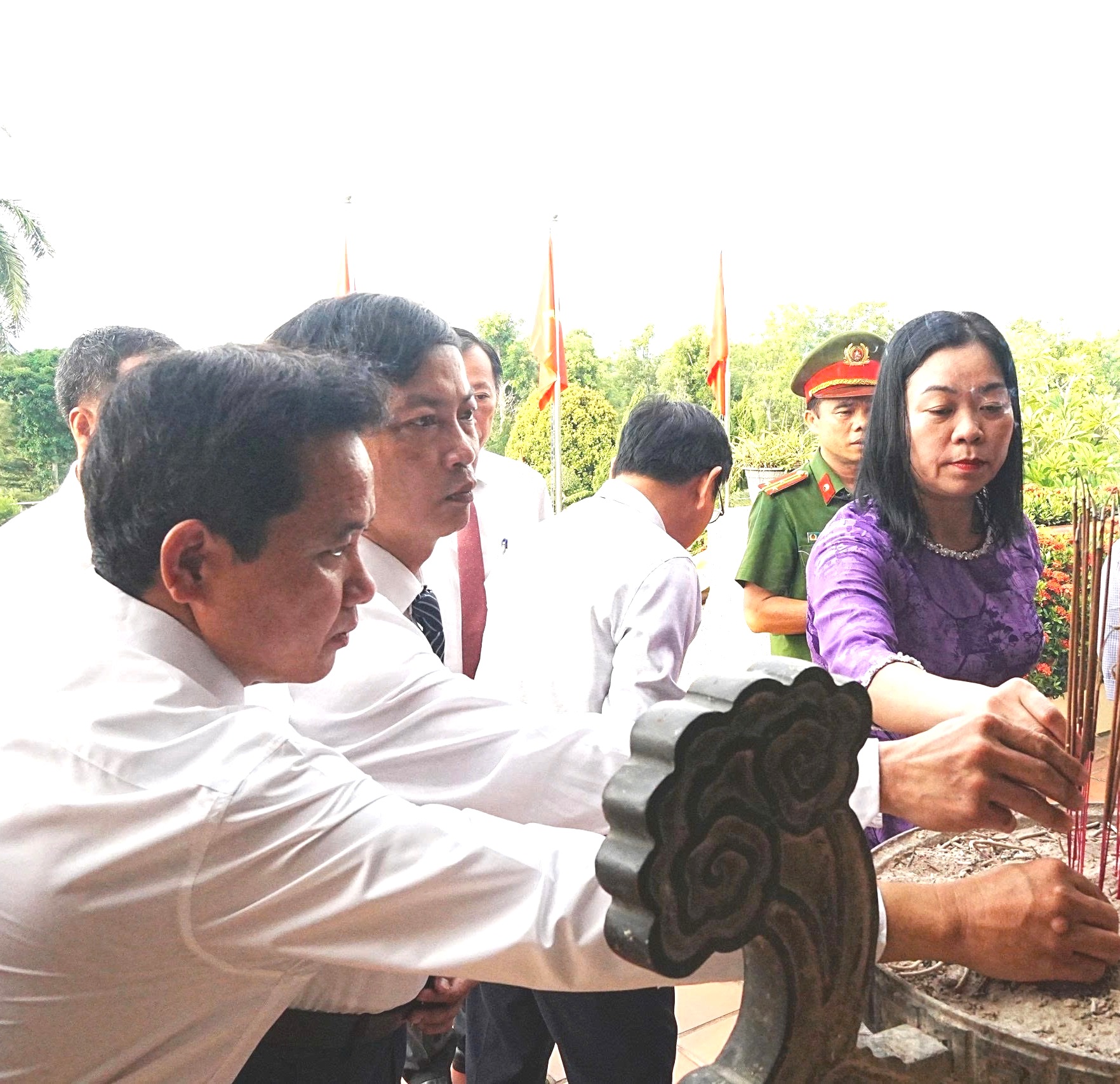 Dâng hương tưởng niệm các Anh hùng liệt sĩ nhân dịp Quốc khánh 2 9