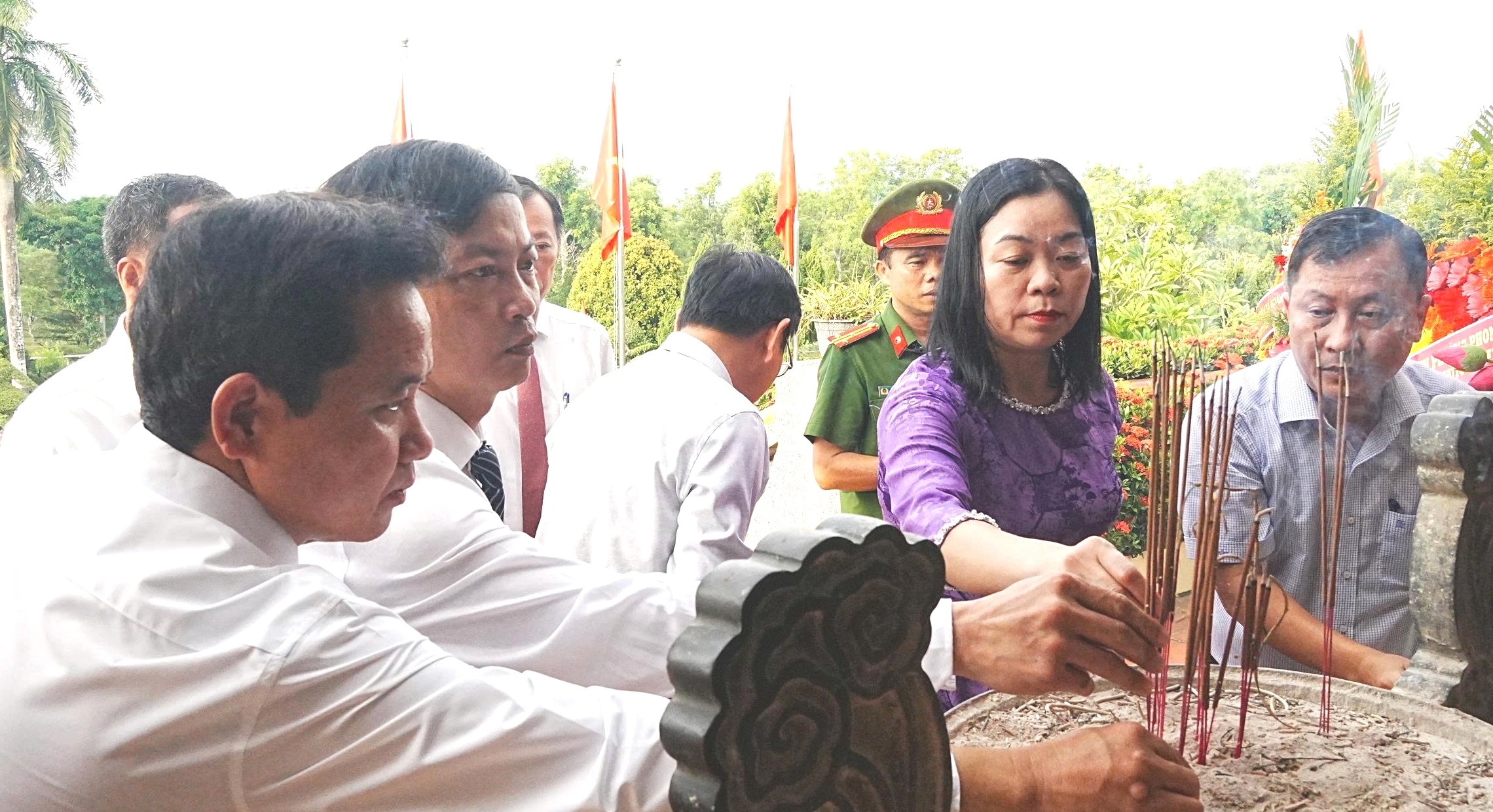 Dâng hương tưởng niệm các Anh hùng liệt sĩ nhân dịp Quốc khánh 2 9
