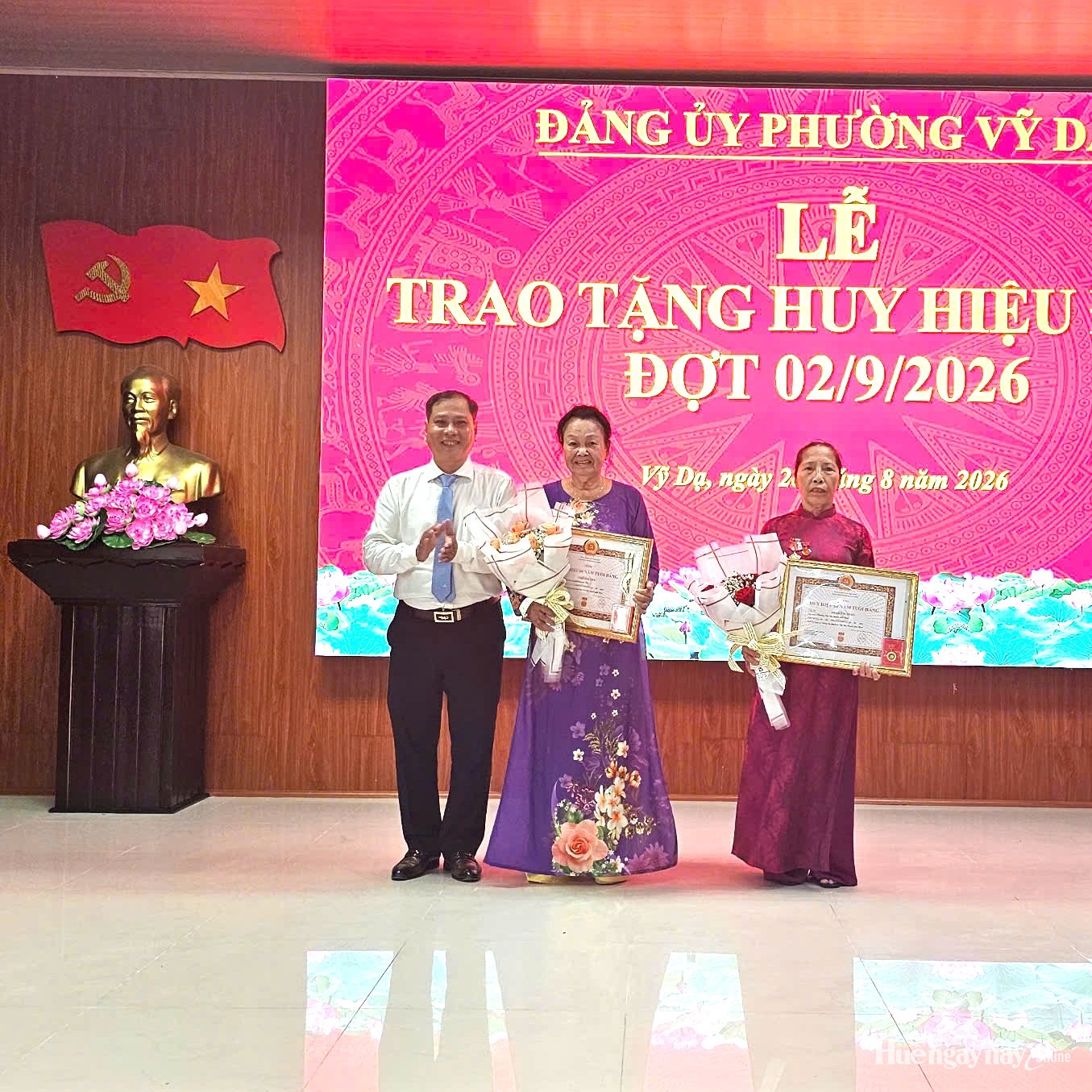 Trao Huy hiệu Đảng cho 490 đảng viên