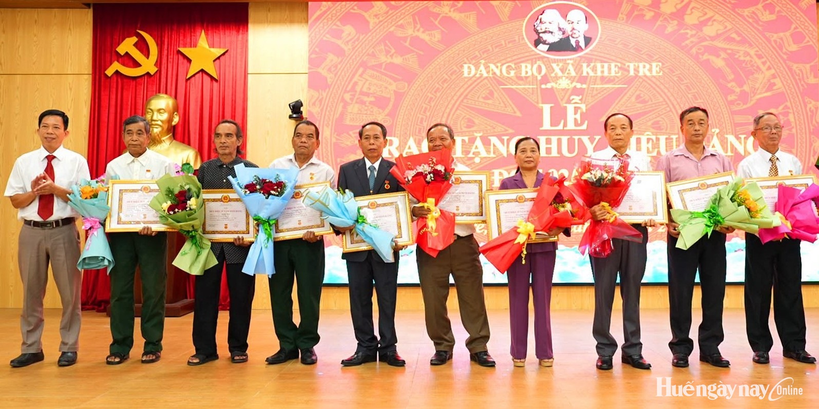 Trao Huy hiệu Đảng cho 490 đảng viên