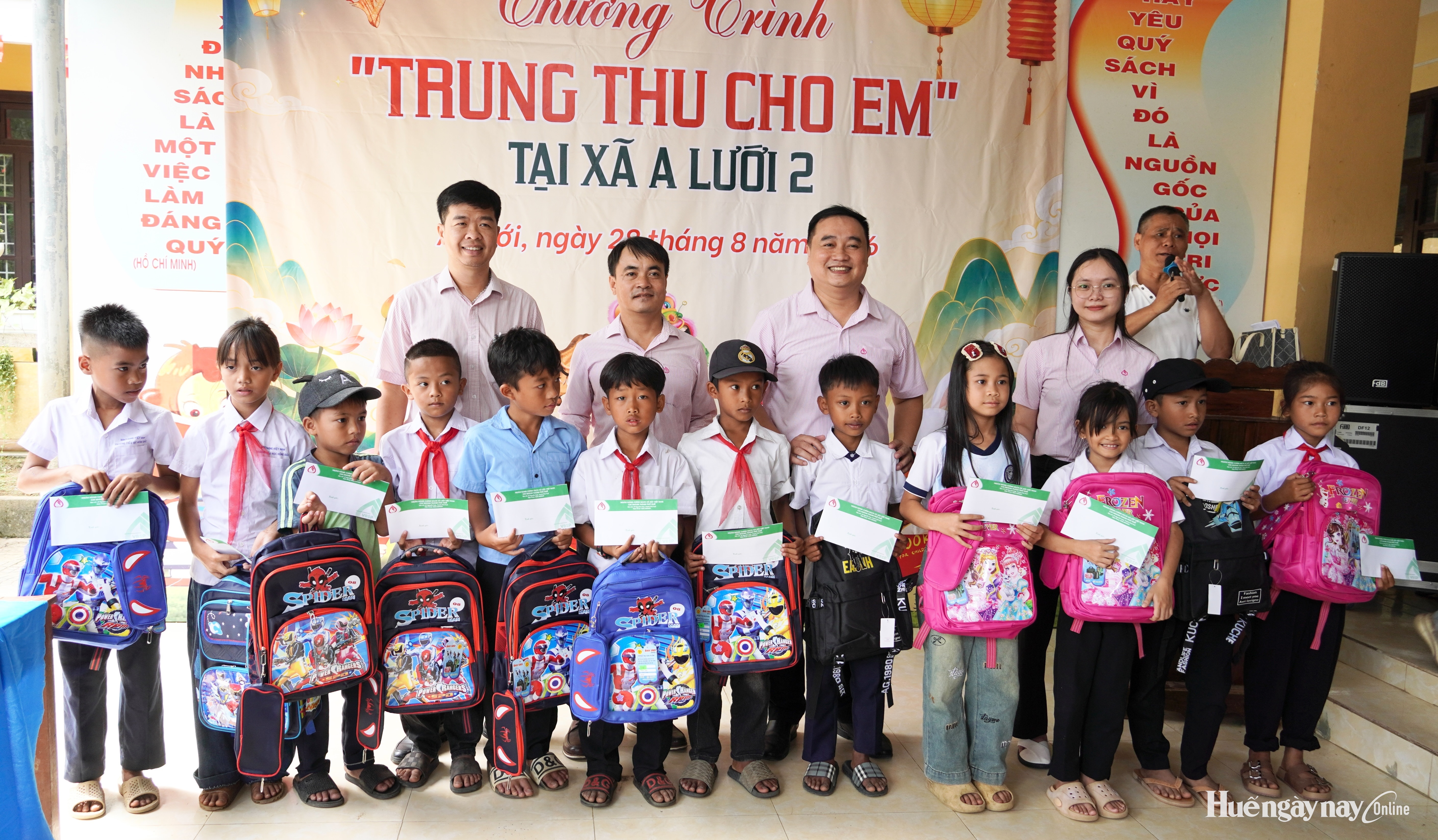 Tiếp sức đến trường, sẻ chia cùng trẻ em và hộ nghèo A Lưới