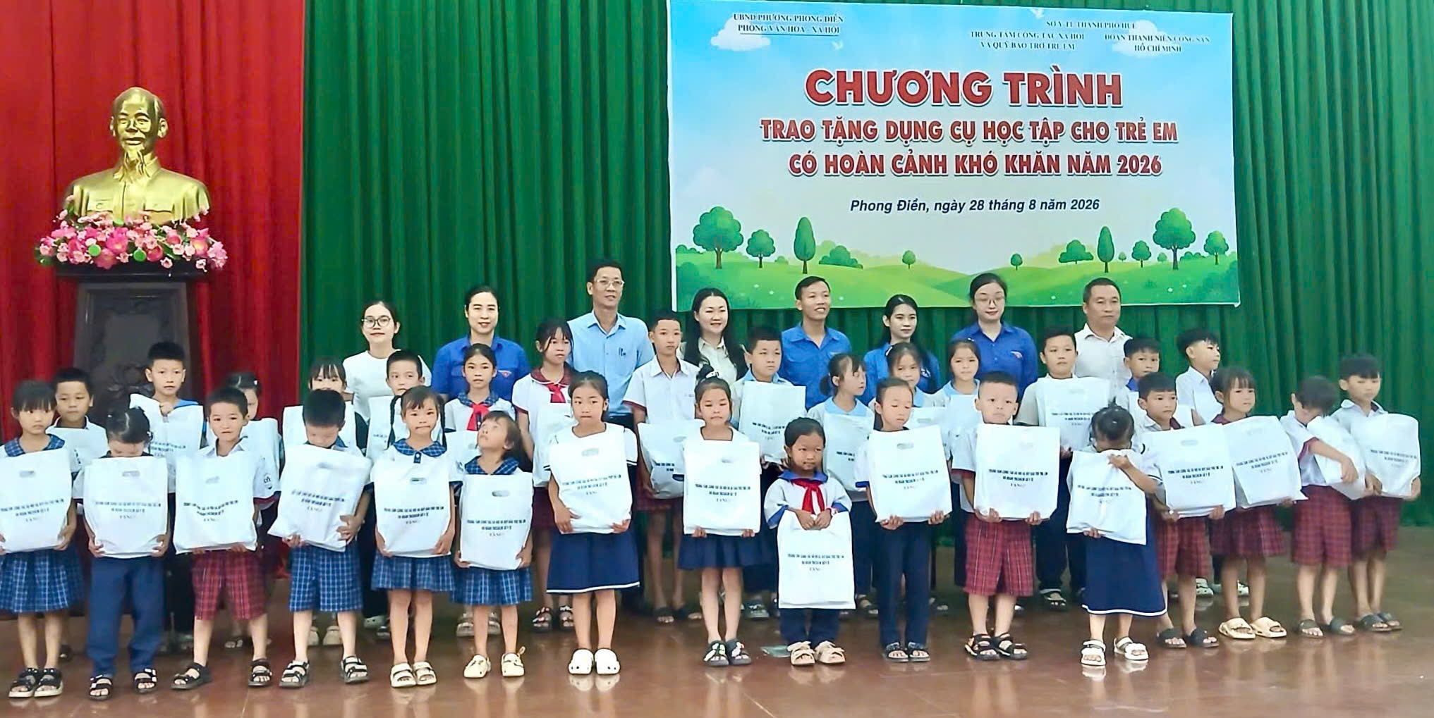 Trao 306 suất dụng cụ học tập cho học sinh khó khăn
