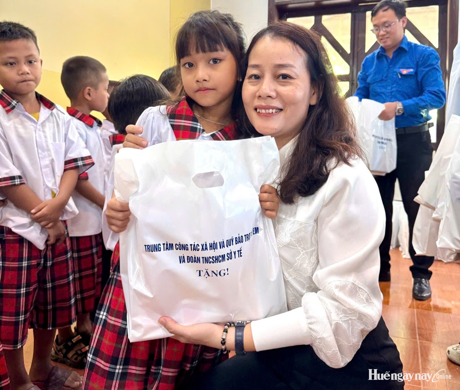 Trao 306 suất dụng cụ học tập cho học sinh khó khăn