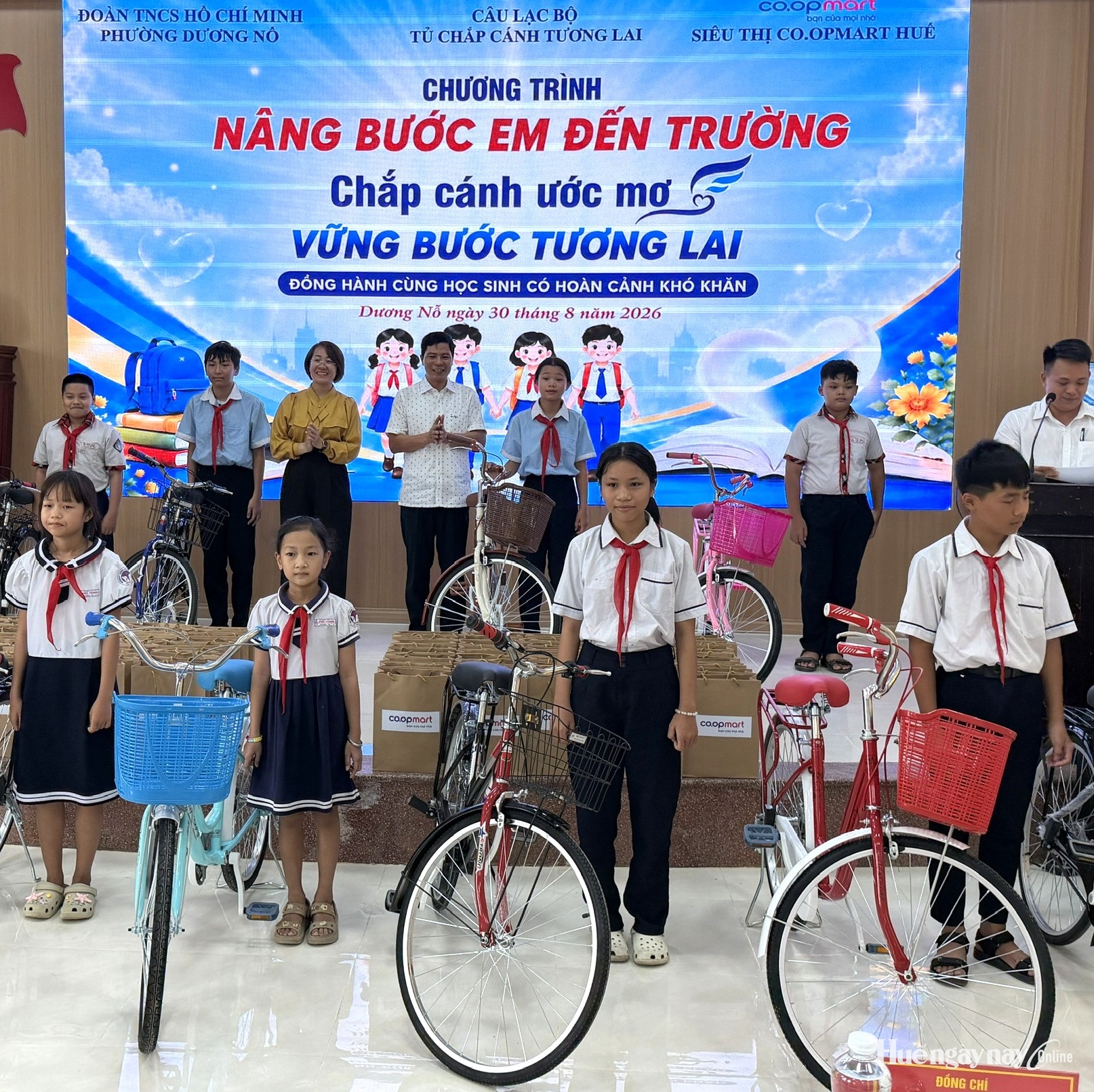 Tiếp sức cho 120 học sinh vượt khó tại phường Dương Nỗ