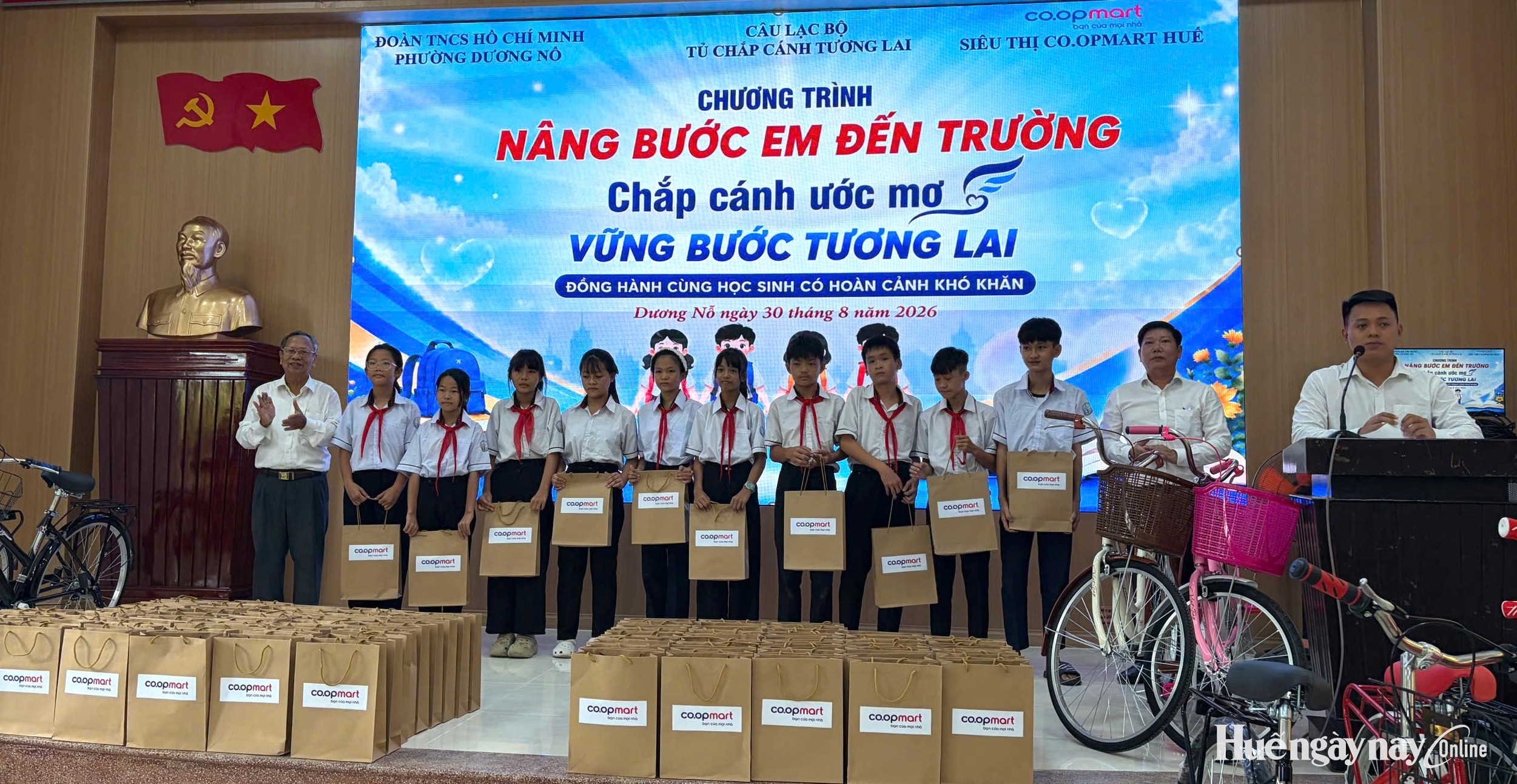 Tiếp sức cho 120 học sinh vượt khó tại phường Dương Nỗ