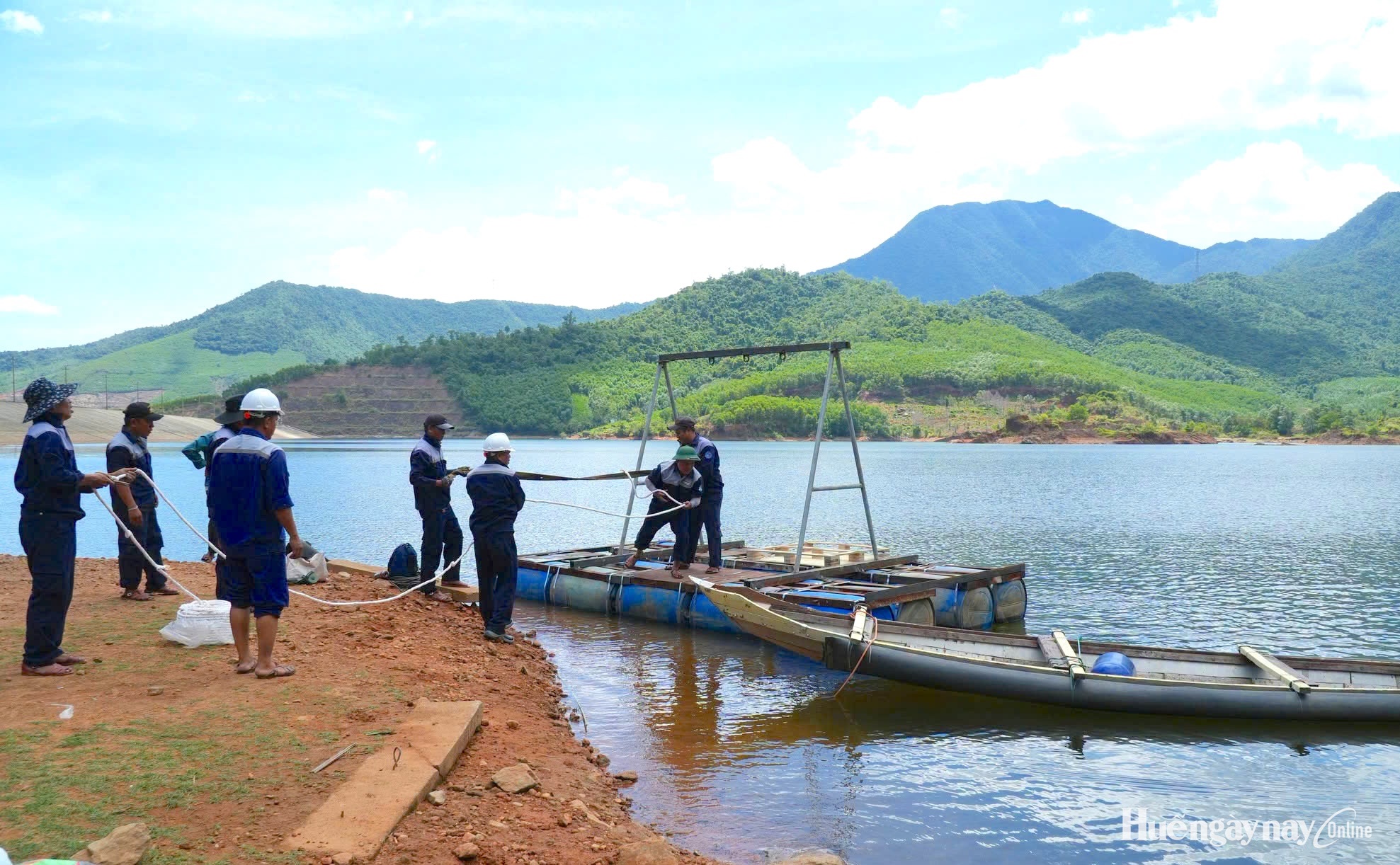 Giải “cơn khát” nước sạch cho người dân