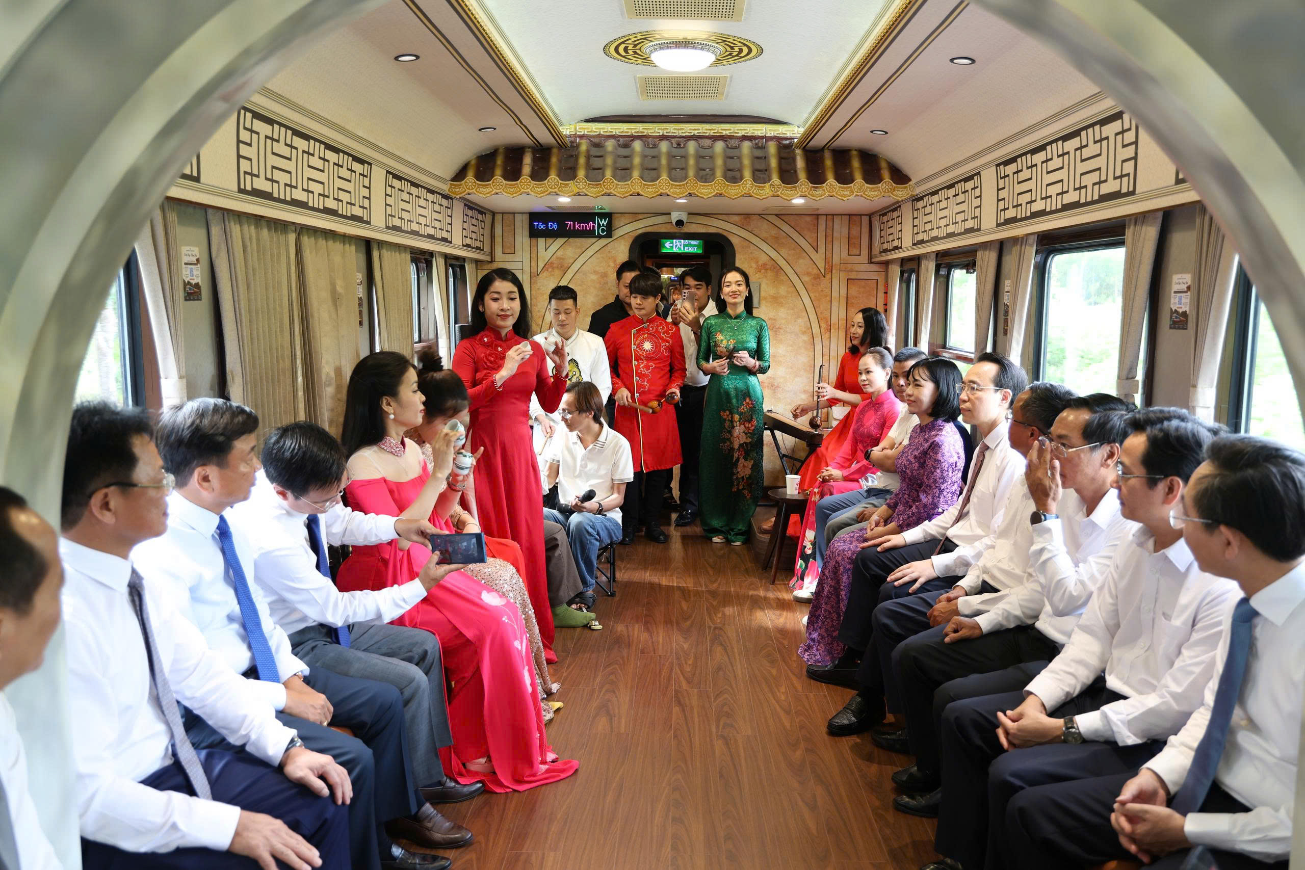 Trải nghiệm mới mẻ trên tuyến tàu di sản Huế - Phong Nha