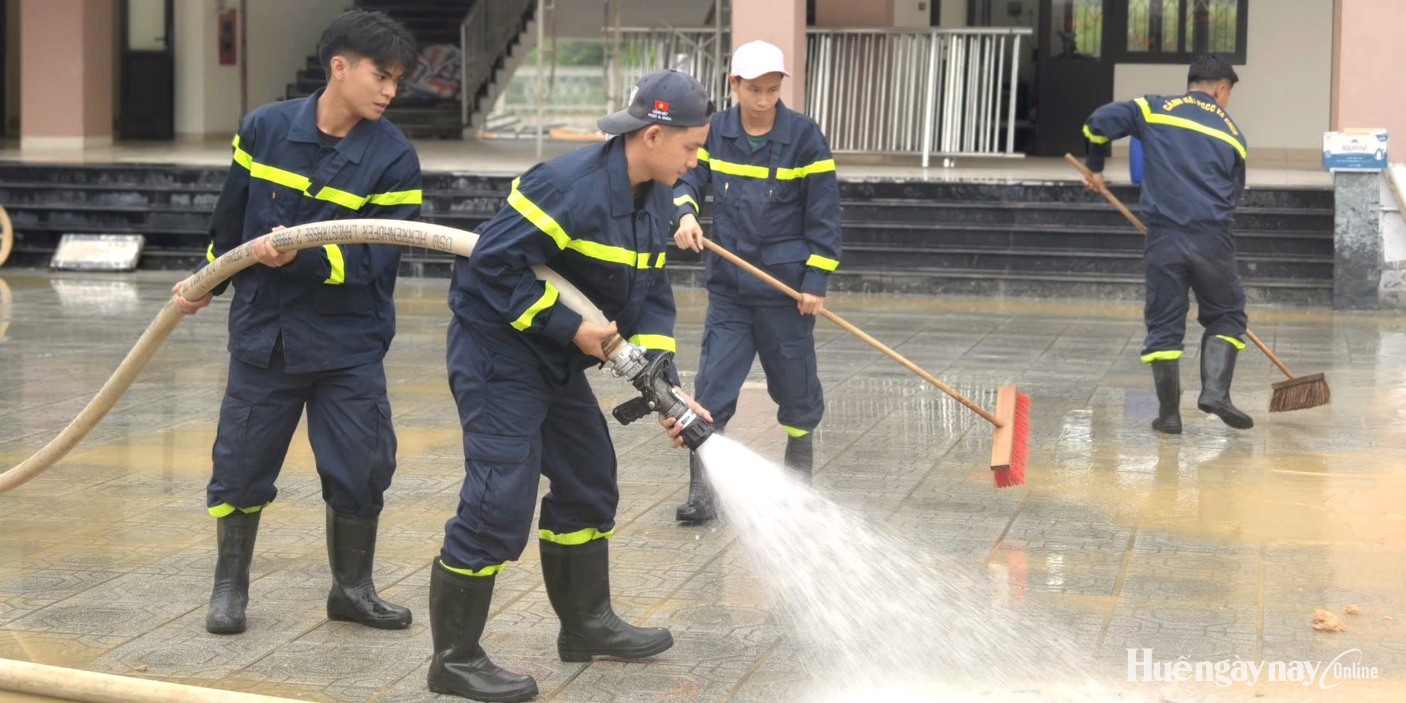 Tuổi trẻ công an chung tay vệ sinh trường nội trú liên cấp vùng biên