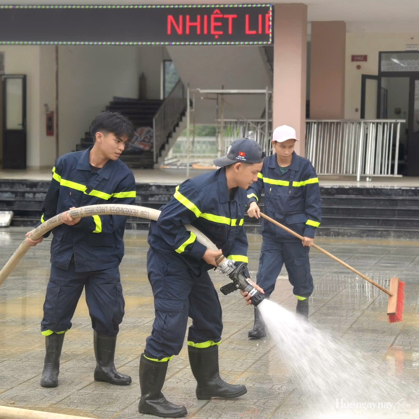 Tuổi trẻ công an chung tay vệ sinh trường nội trú liên cấp vùng biên