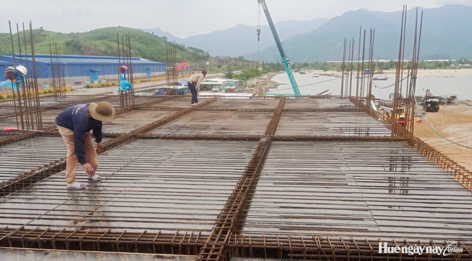 Tăng tốc thi công trên công trình bến cảng Chân Mây