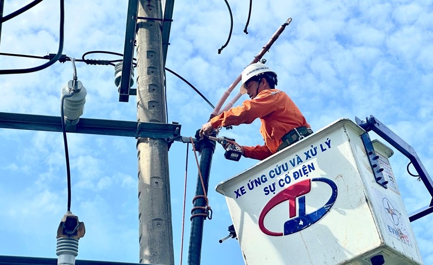 Những người giữ nhịp sống ngày lễ