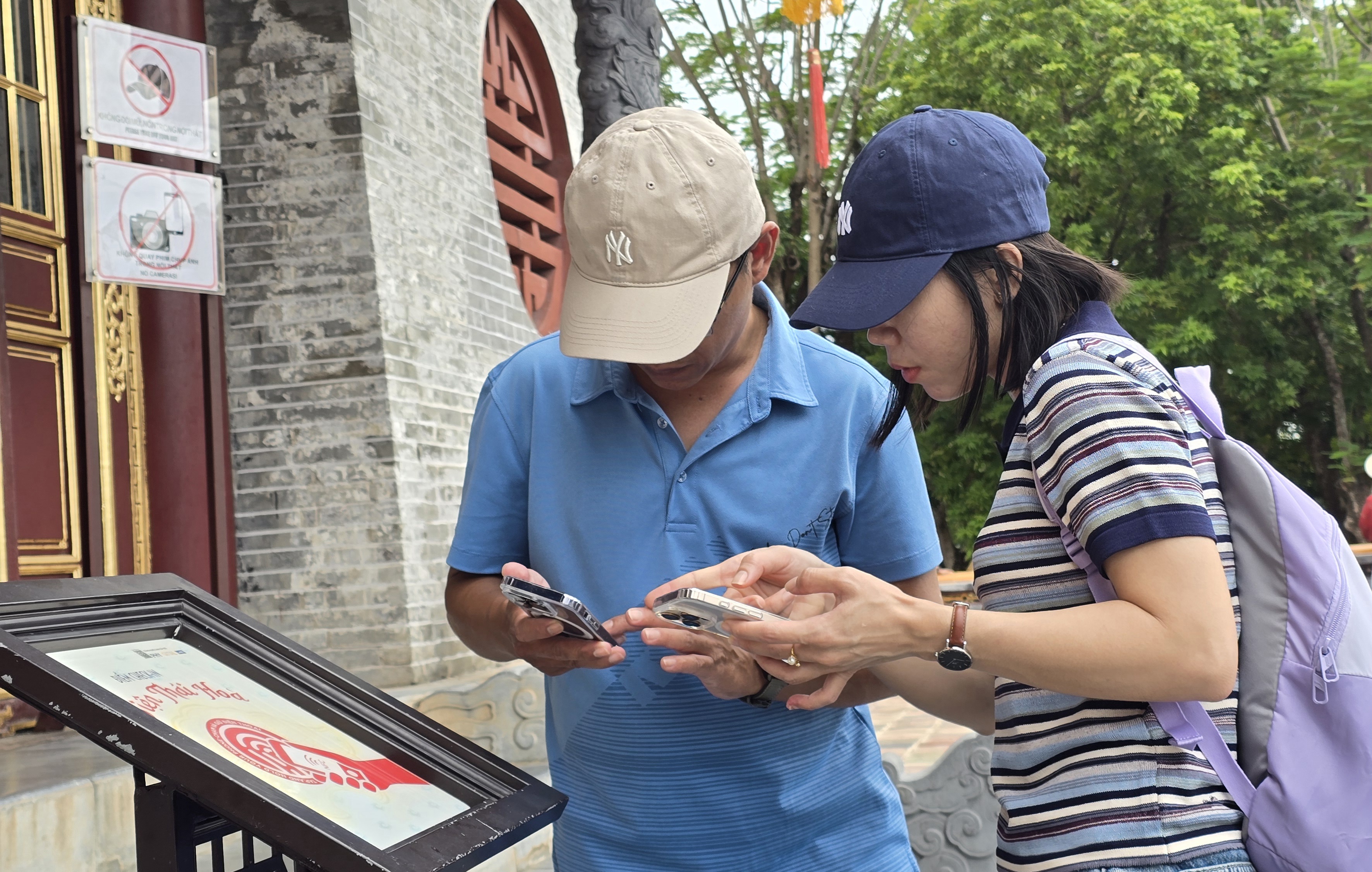 Khám phá di sản Huế qua điện thoại