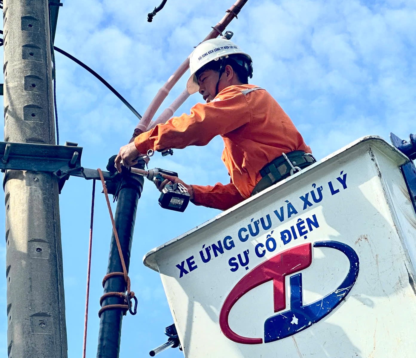 Những người giữ nhịp sống ngày lễ