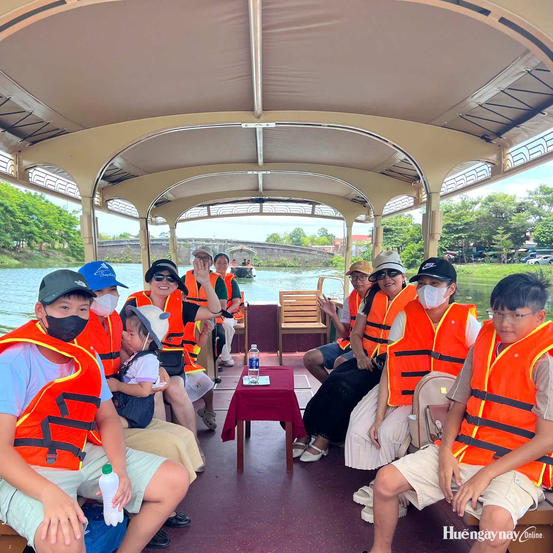 Khám phá Huế bằng ​thuyền điện và xe sightseeing