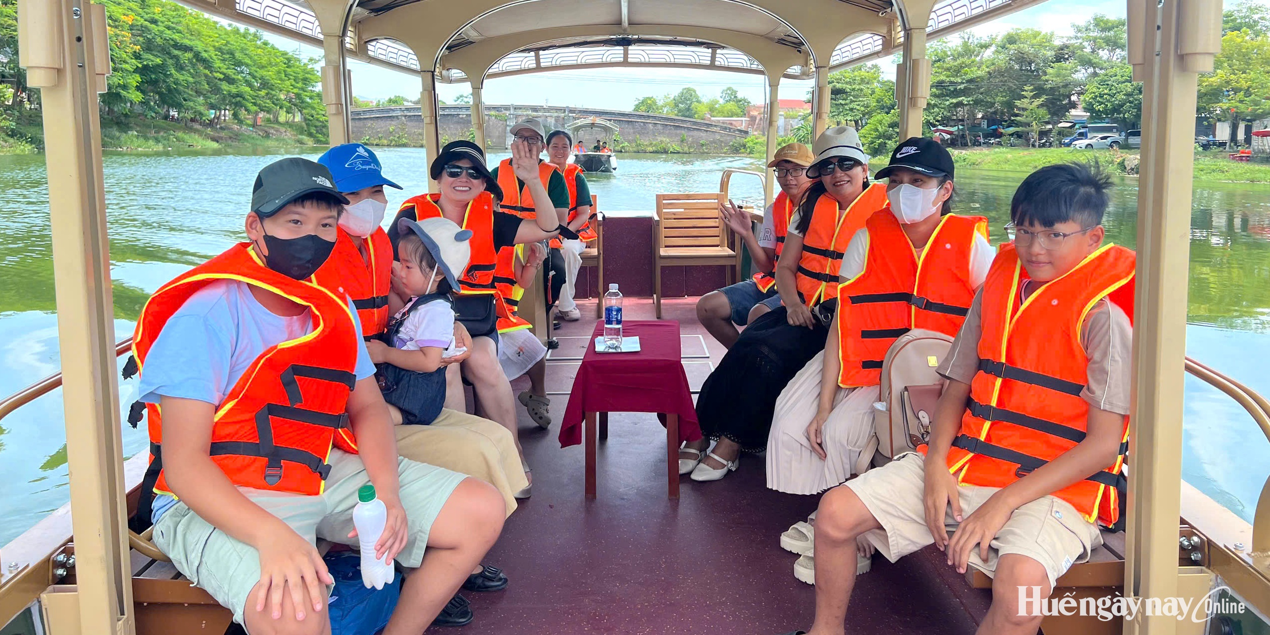 Khám phá Huế bằng ​thuyền điện và xe sightseeing