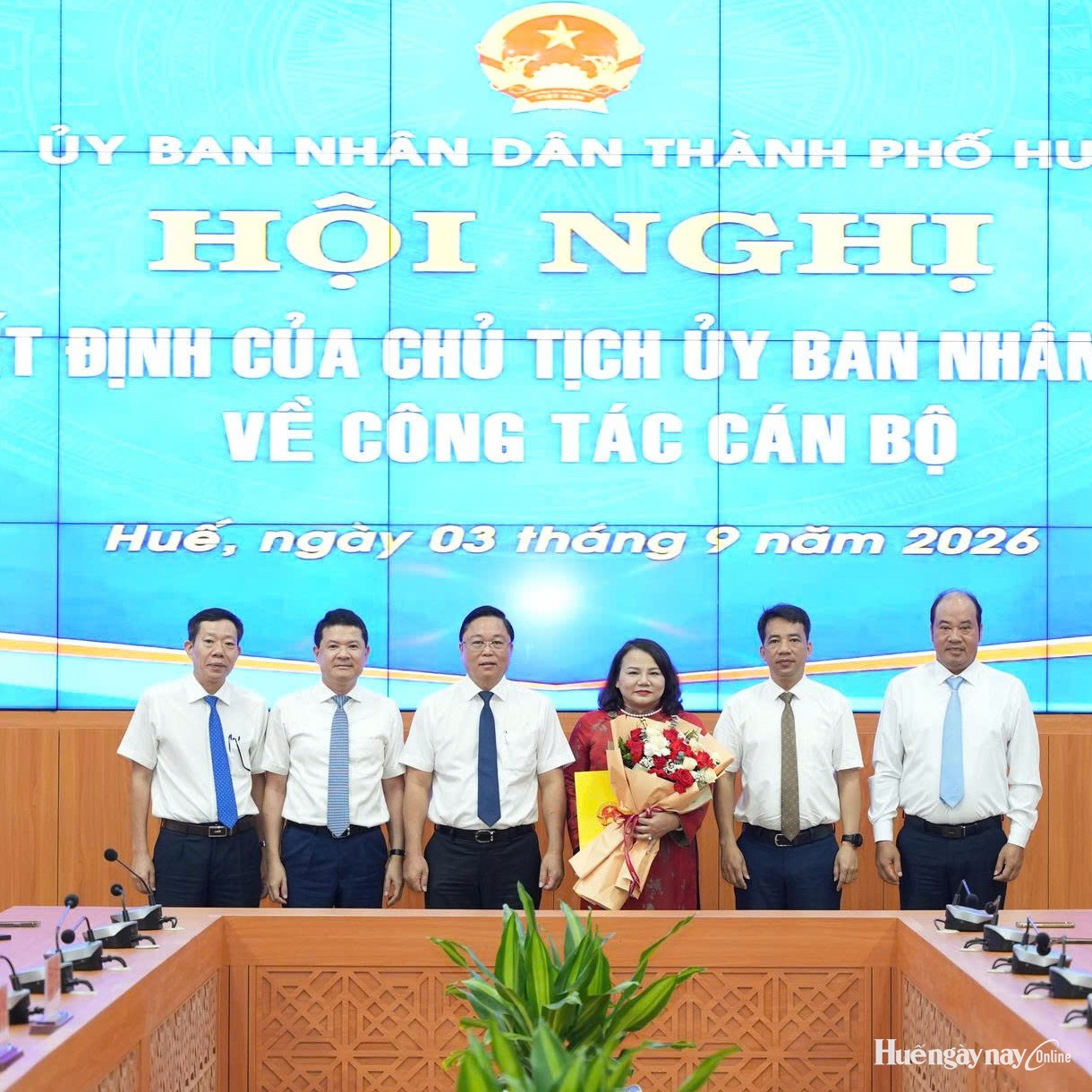 UBND thành phố công bố các quyết định về công tác cán bộ