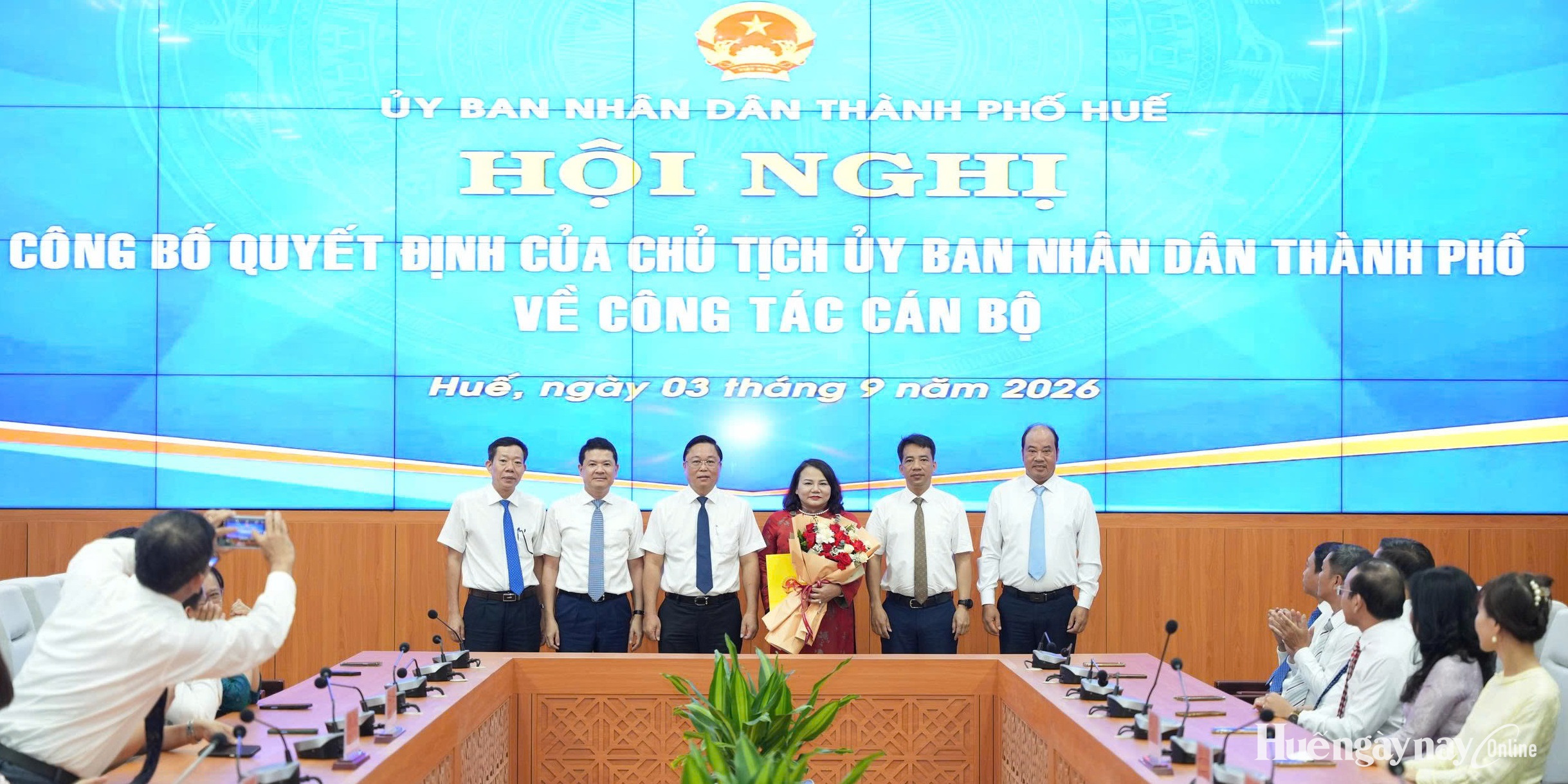 UBND thành phố công bố các quyết định về công tác cán bộ