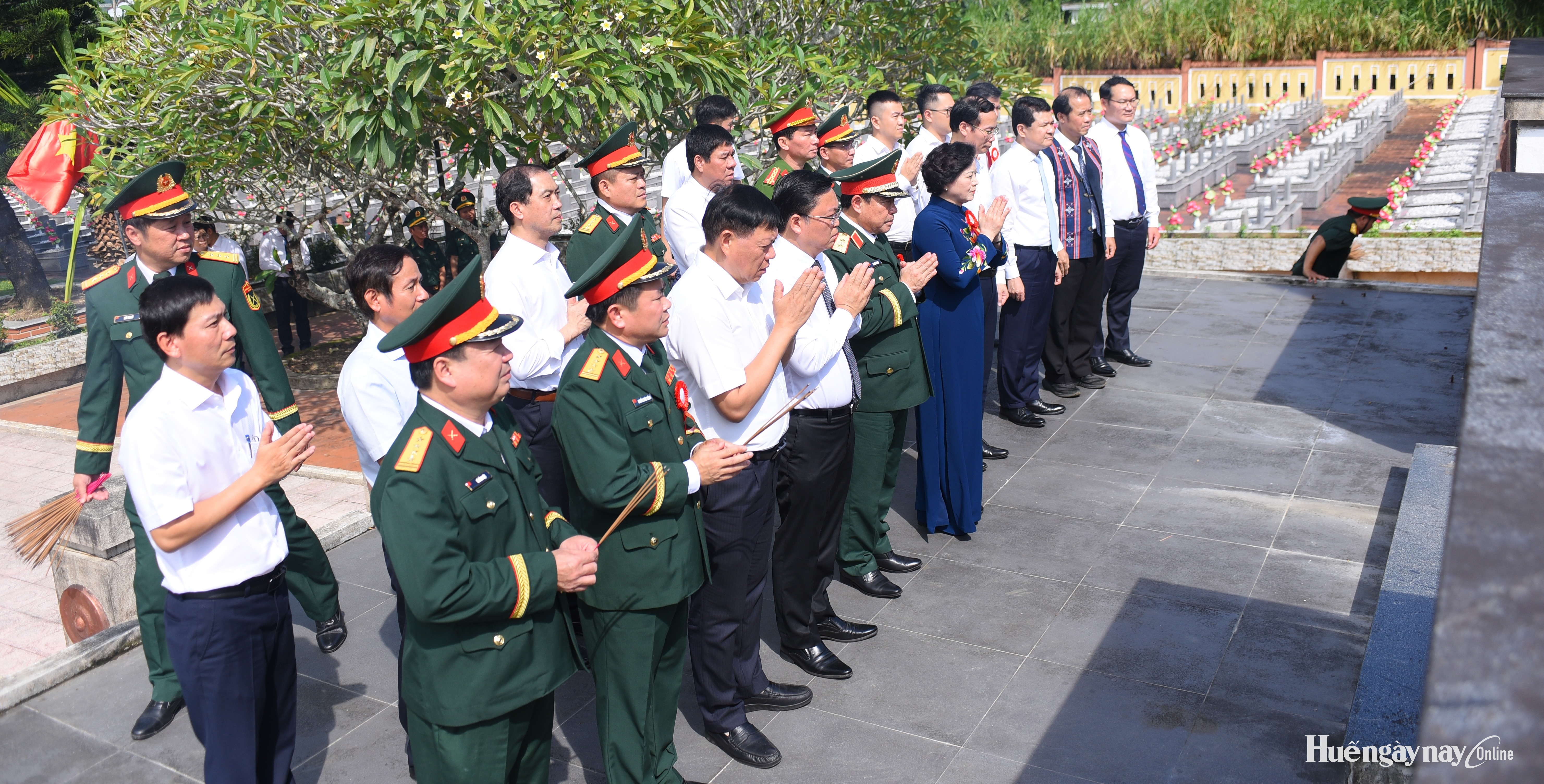 Phó Thủ tướng Phạm Thị Thanh Trà tưởng niệm các anh hùng liệt sĩ tại Nghĩa trang A Lưới